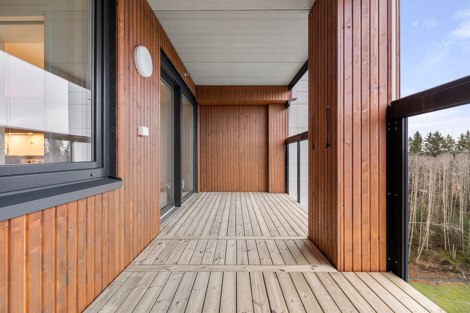 Stor overbygd og innglasset balkong. Galleribilde