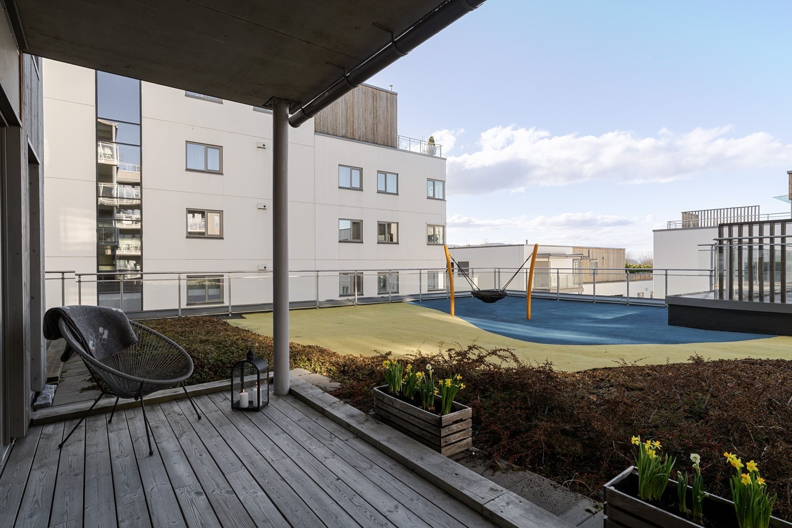 Fra terrassen har man direkte tilknyttning til felles takhage som en forlengelse av uteplassen. Galleribilde