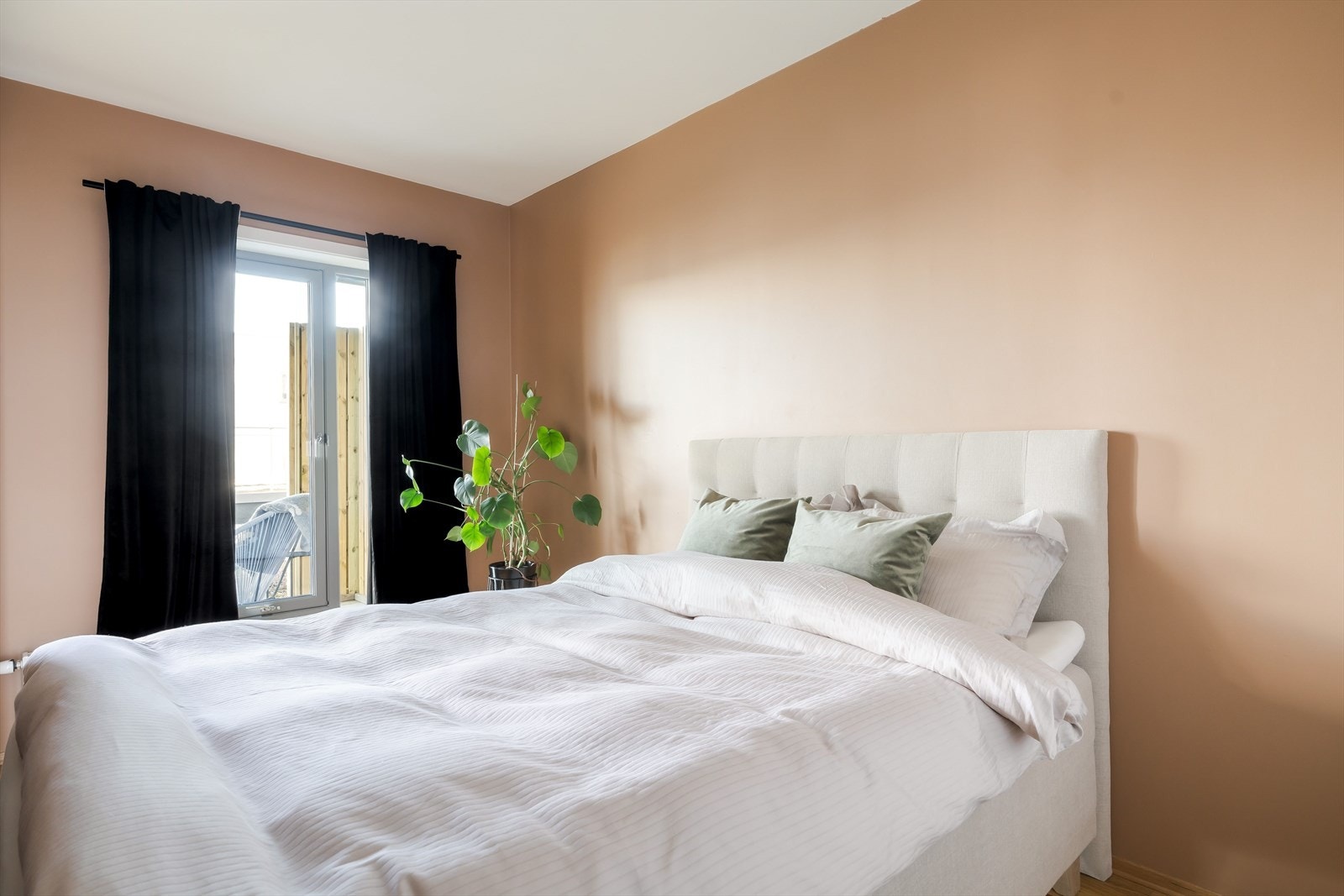 Romslig soverom på 9 kvm med god plass til dobbeltseng Galleribilde