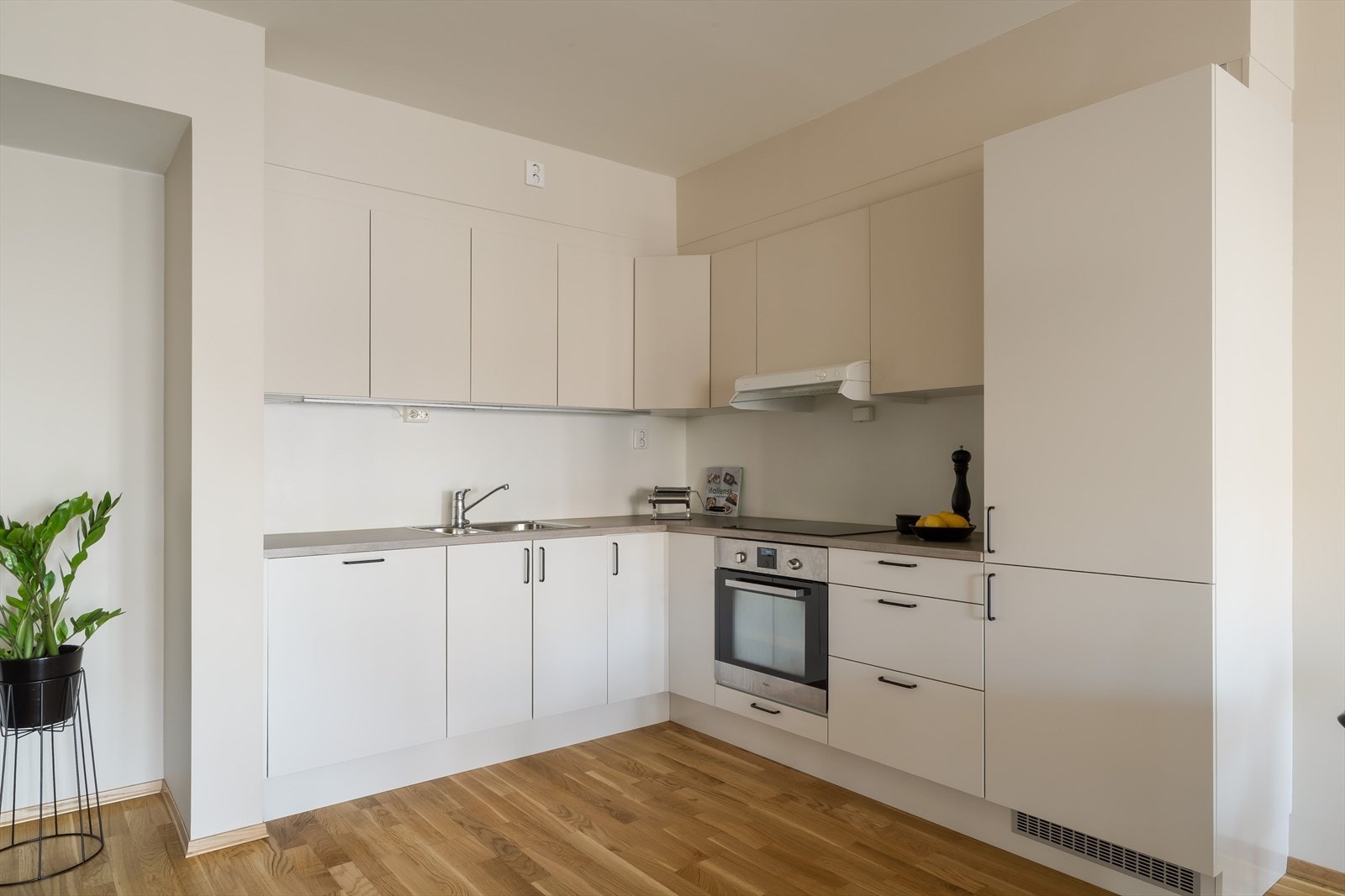 Moderne hjørnekjøkken med integrerte løsninger som har fått TG1 fra takstmann. Galleribilde