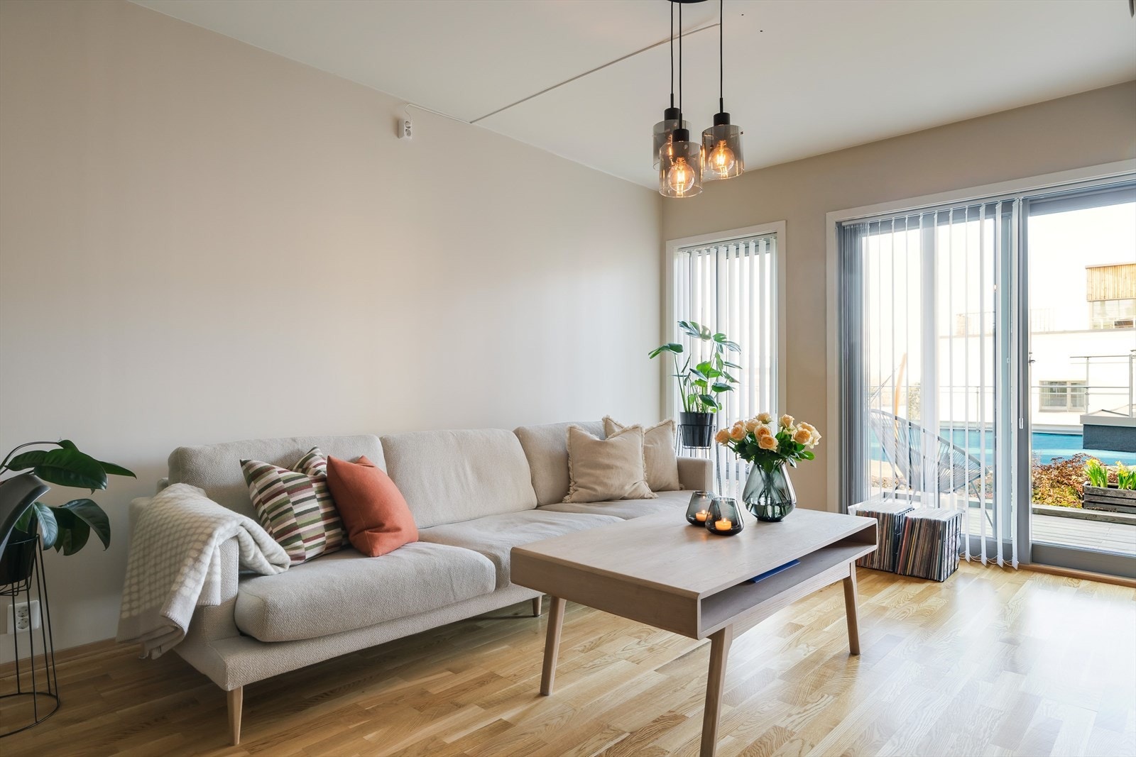 Store vindusflater gir rikelig med lysinnslipp. Galleribilde