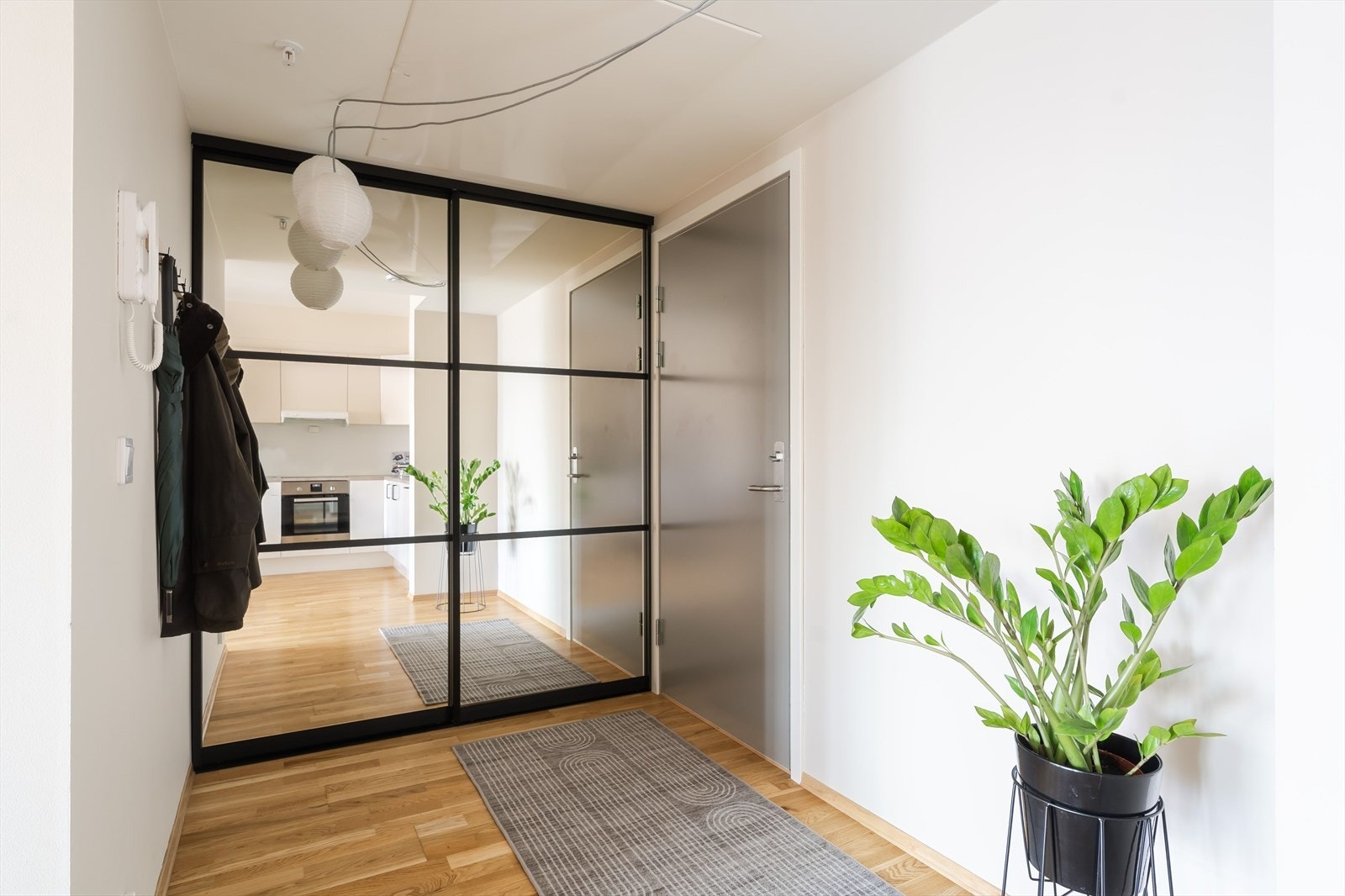 Innbydende entré med smart plassbygd garederobeløsning. Galleribilde