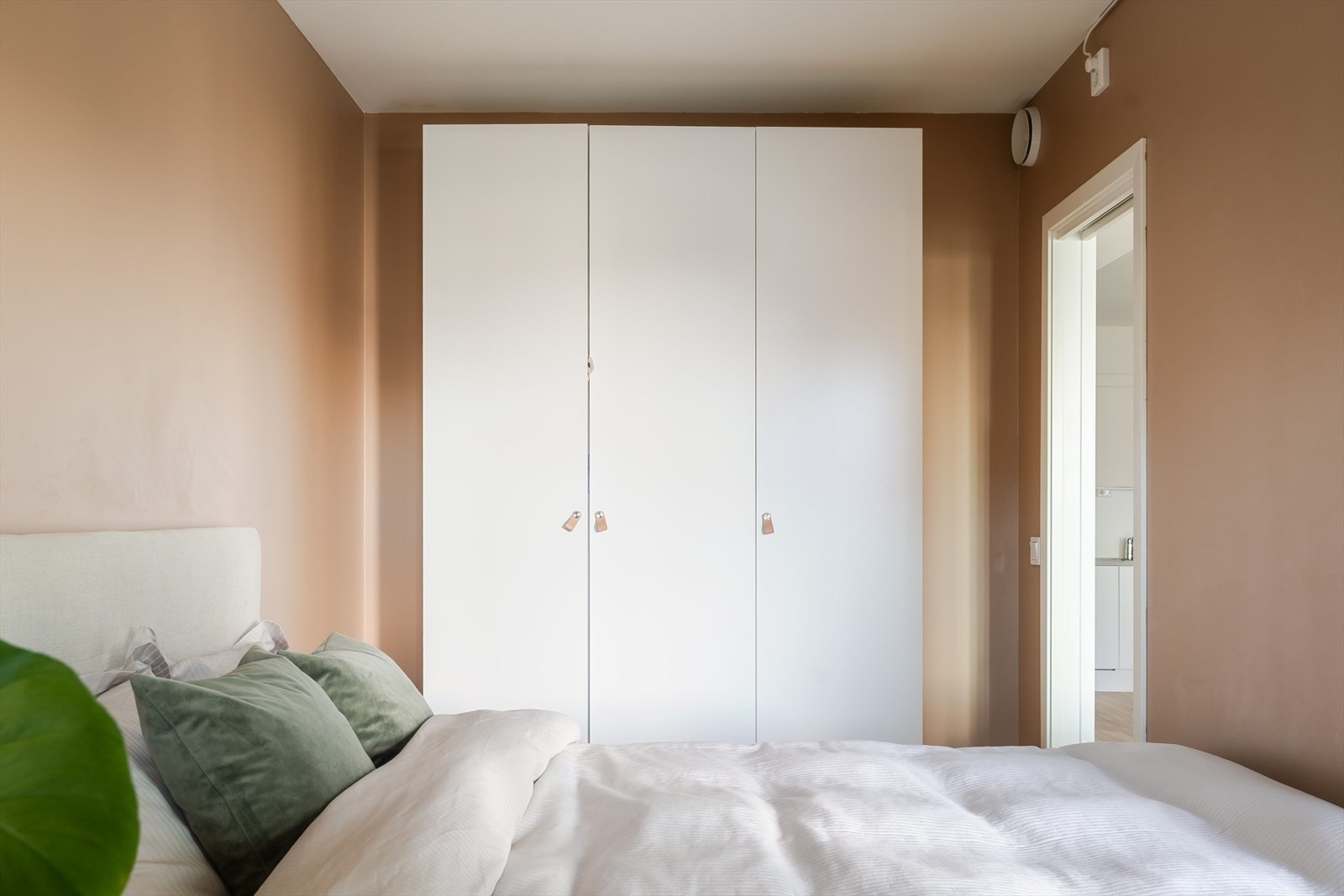 God plass til garderobeløsninger på soverommet. Galleribilde