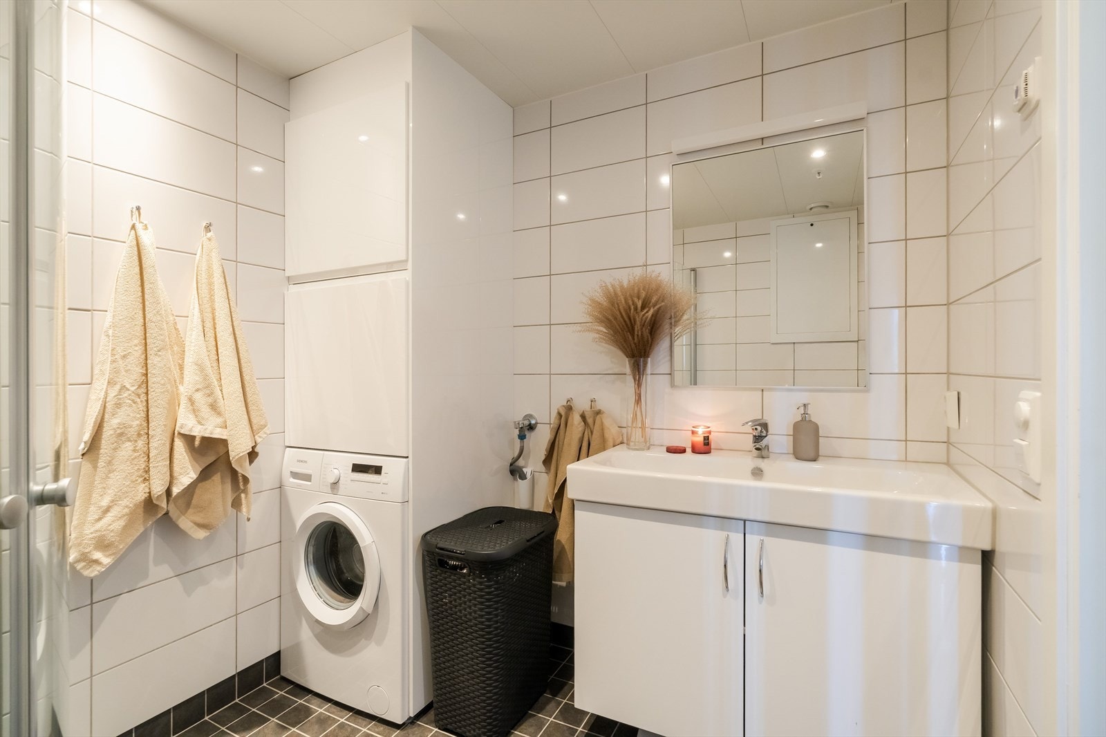 Praktisk og funksjonelt bad med opplegg for vaskemaskin. Galleribilde