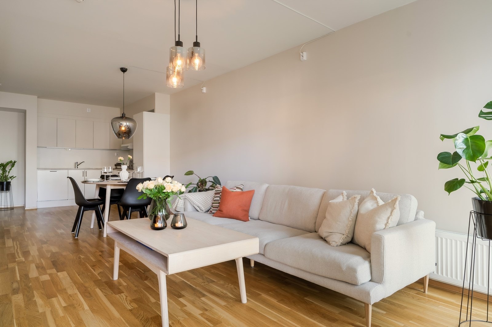 Åpen stue /kjøkkenløsning på hele 28 kvm med god plass til ønsket møblering. Galleribilde