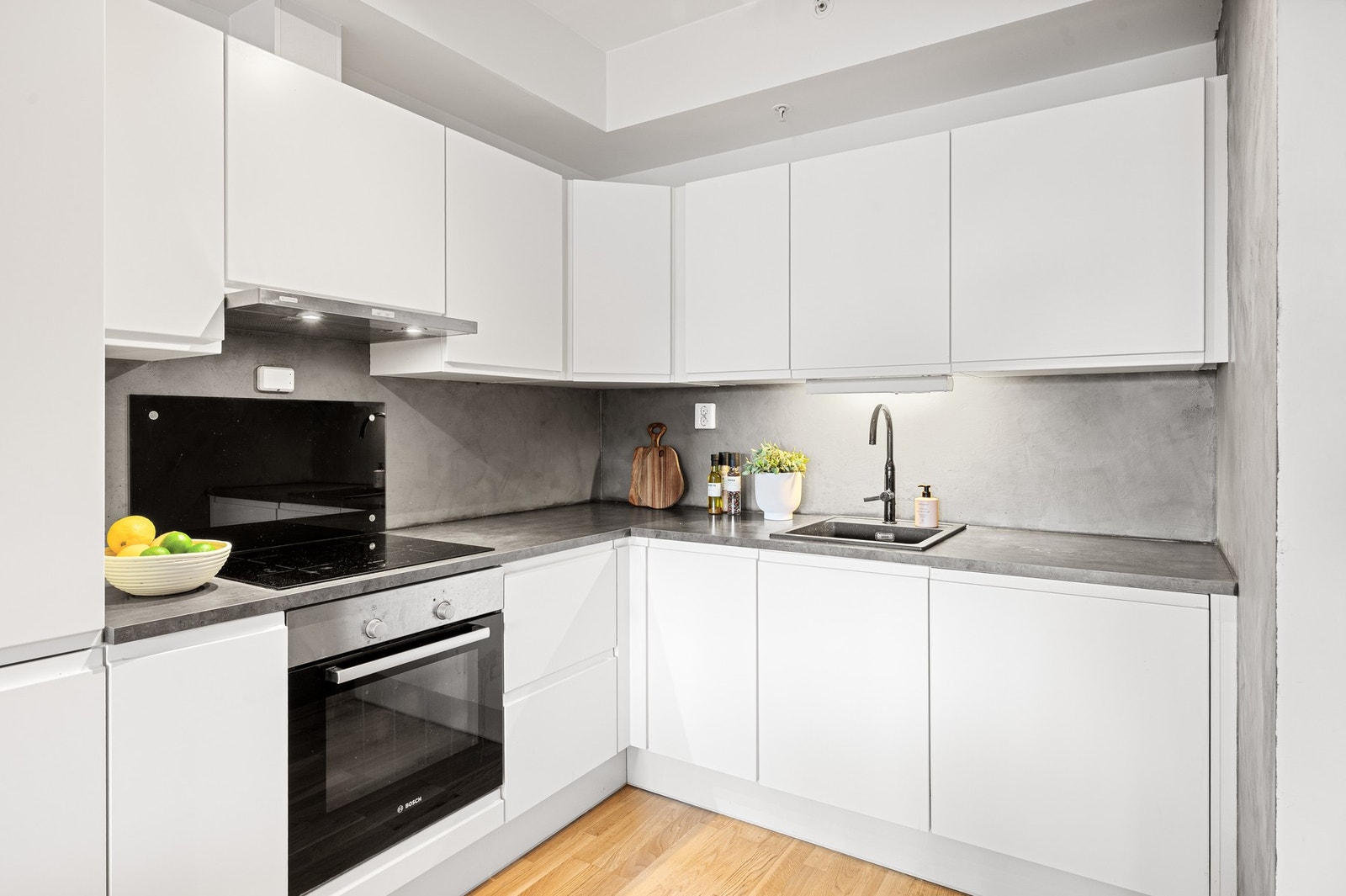 Kjøkkenet fremstår moderne med sine lyse fronter. Galleribilde