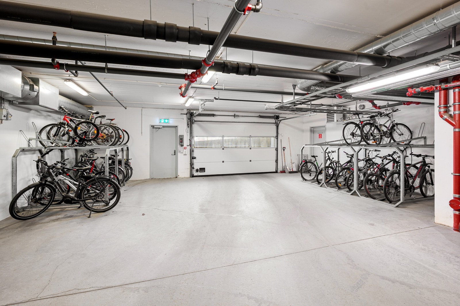 Felles sykkelparkering i garasjekjeller med god kapasitet og enkel tilgang. Galleribilde
