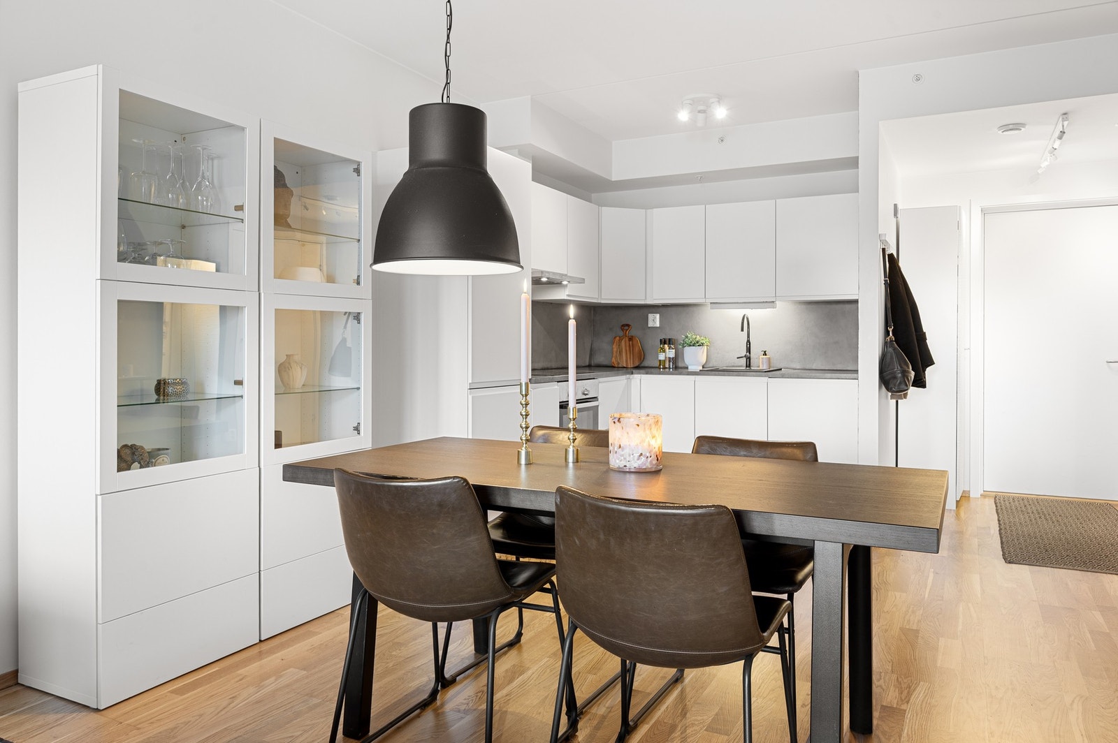 Stilrent kjøkken med god skapplass, i åpen løsning mot spiseplassen. Galleribilde