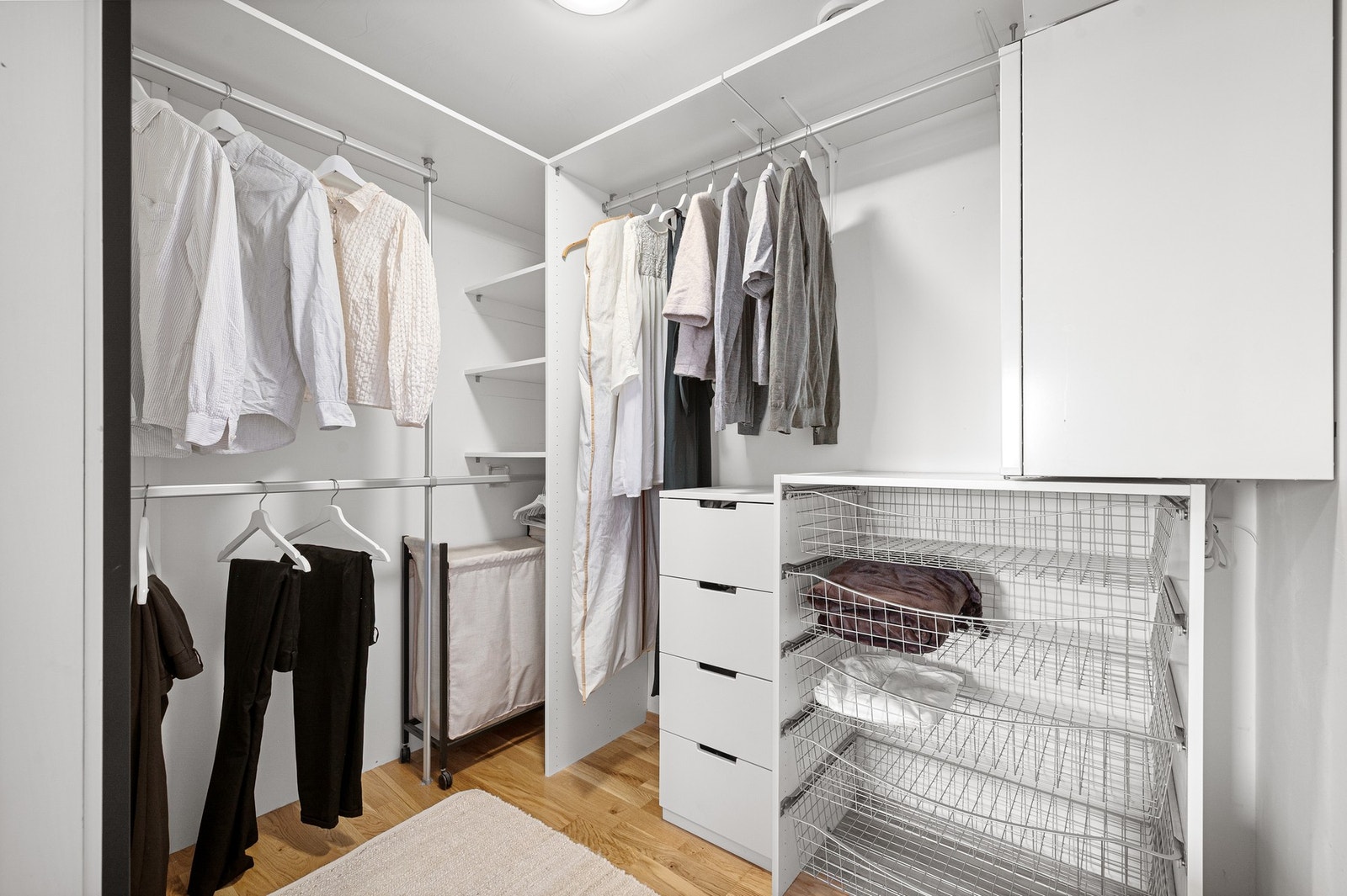 Egen walk-in garderobe med rikelig lagringsplass og oversiktlige løsninger for klær og tilbehør. Galleribilde