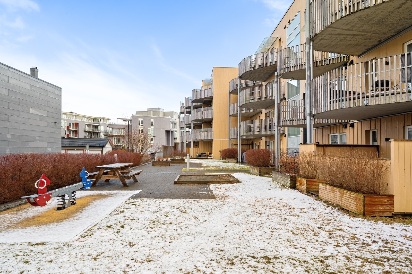 Trivelige og opparbeidedet fellesareal, med grøntområder og lekeplass som gir et godt bomiljø for alle aldersgrupper. Galleribilde