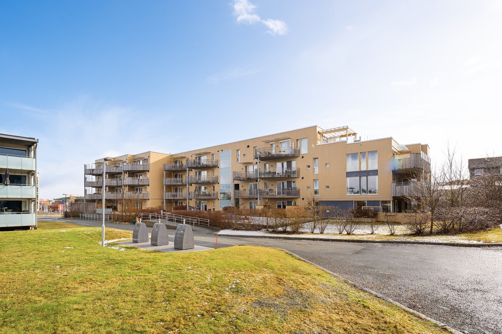 Moderne og velholdt boligbygg med fine uteområder og gode fellesarealer. Galleribilde