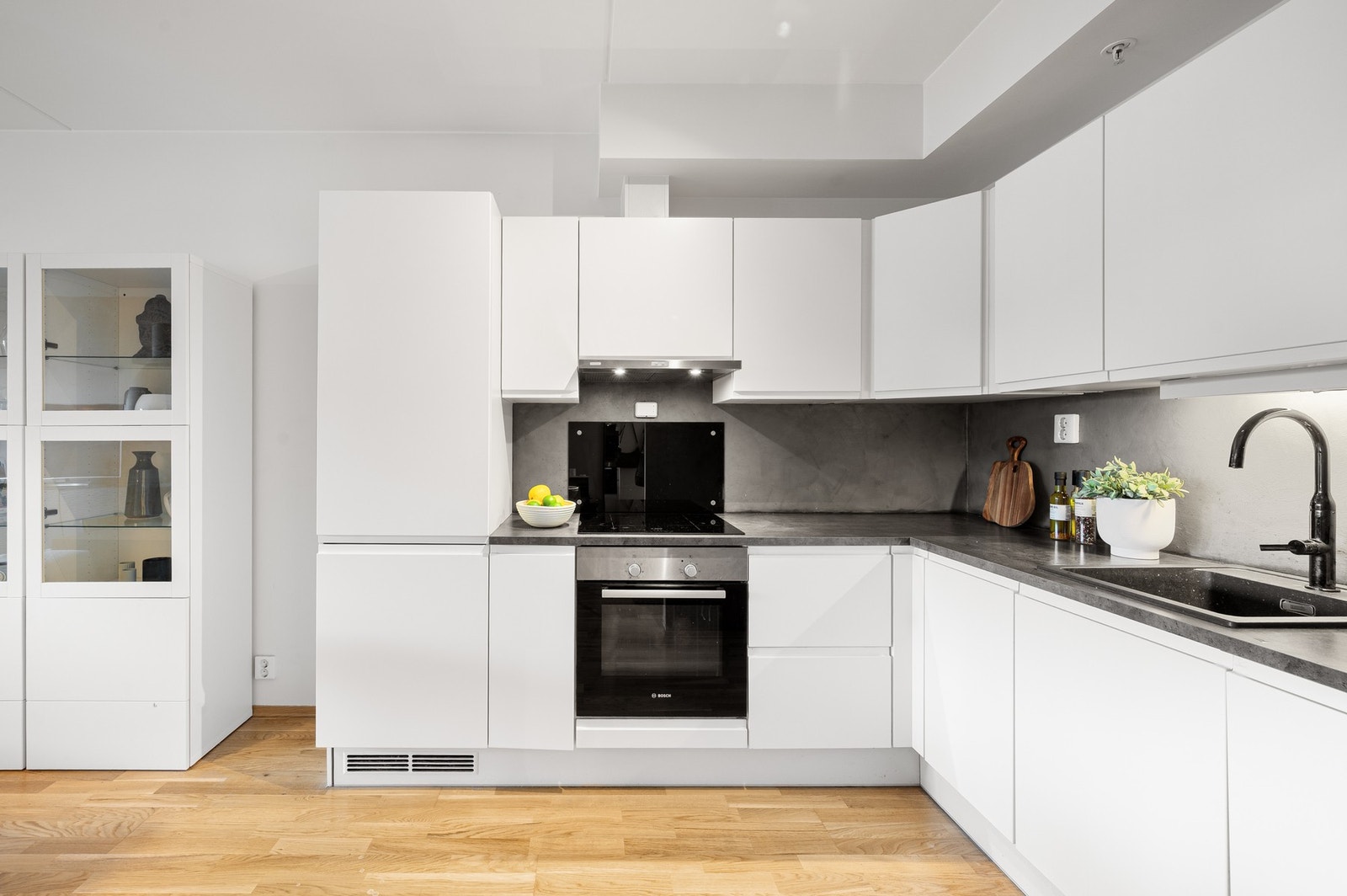 Kjøkkenet har praktiske arbeidsflater som gir en funksjonell og ryddig løsning. Galleribilde