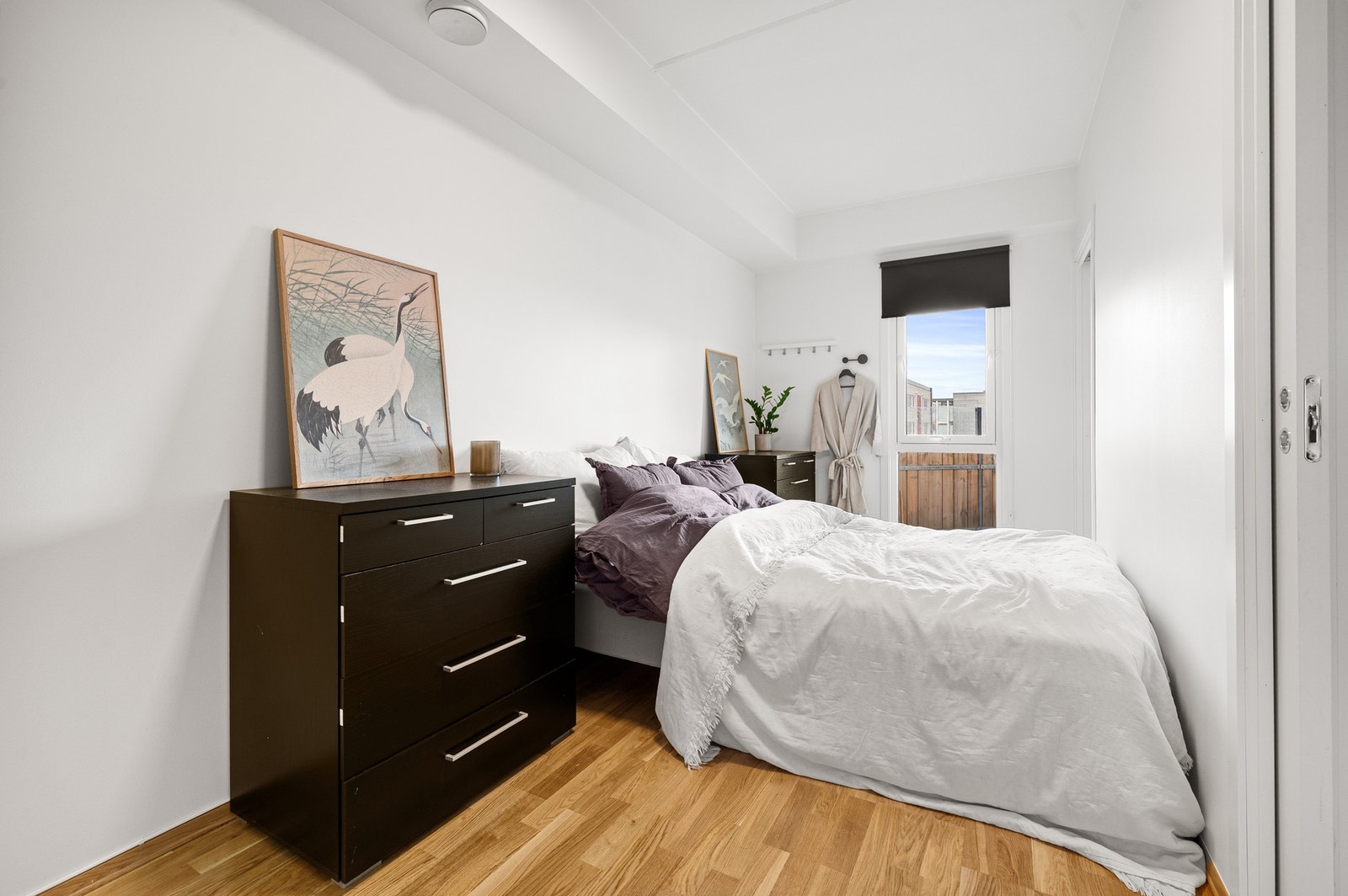 Soverommet fremstår som lyst og funksjonelt, med gode plass til dobbeltseng. Galleribilde