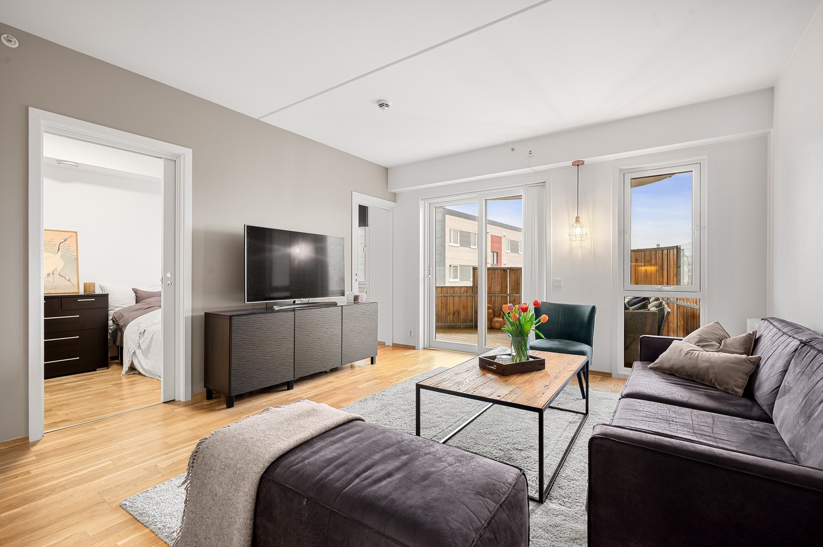 Stuen har en praktisk og fleksibel planløsning med god plass til både sofagruppe og TV-løsning. Galleribilde