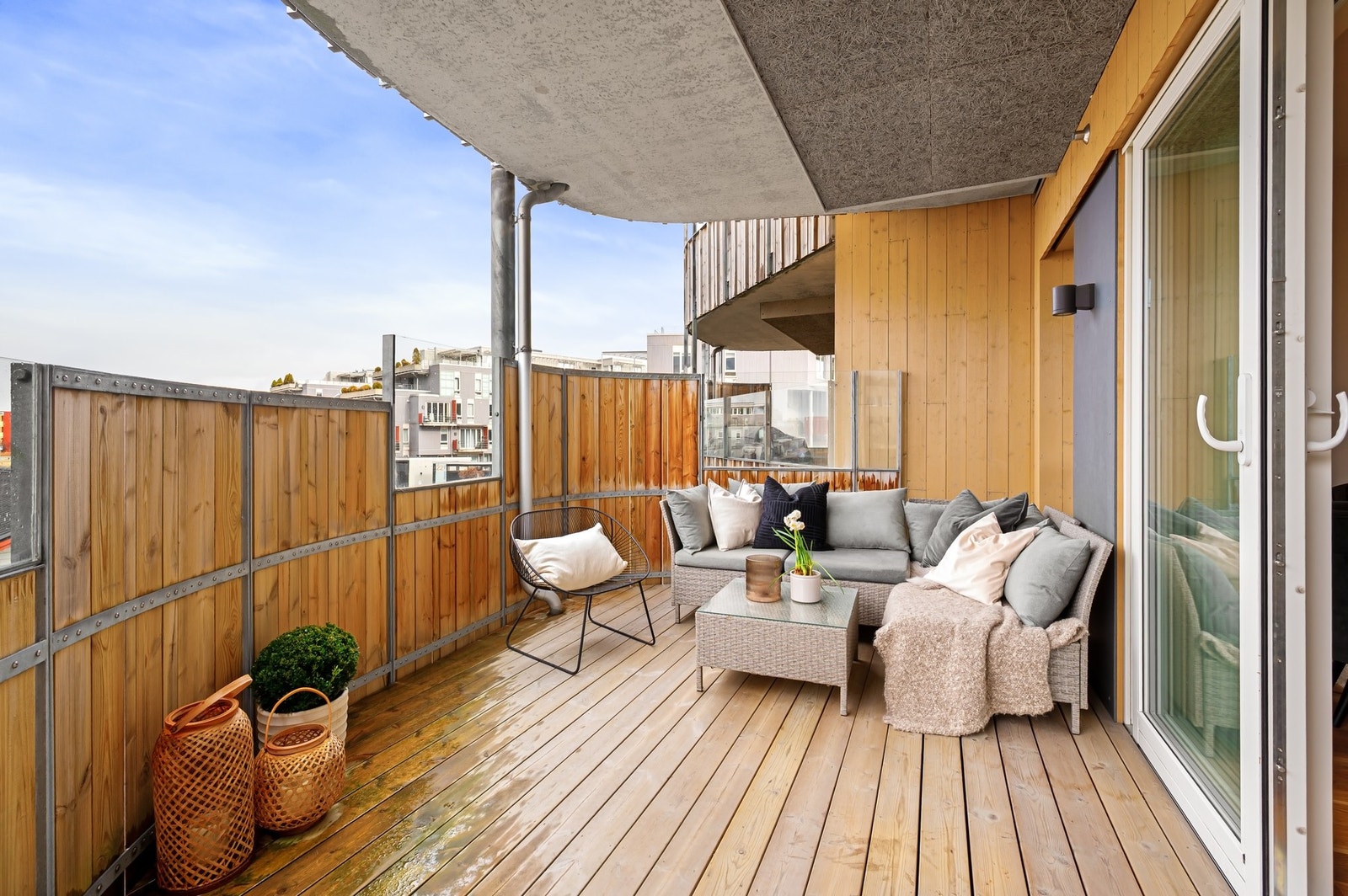 Romslig og skjermet balkong med god plass til sittegruppe - perfekt for hyggelige sommerkvelder og avslapning utendørs. Galleribilde