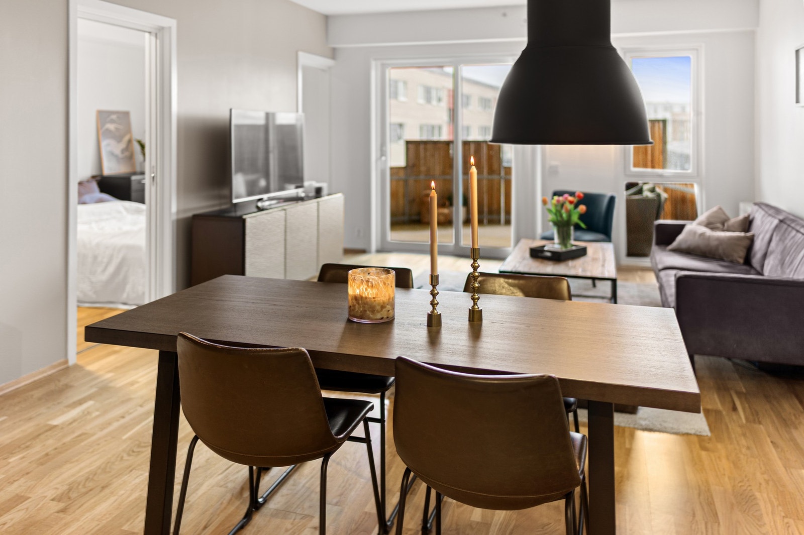 Koselig spiseplass med naturlig tilknytning til stue og kjøkken. Den åpne løsning gir en sosial og luftig atmosfære. Galleribilde