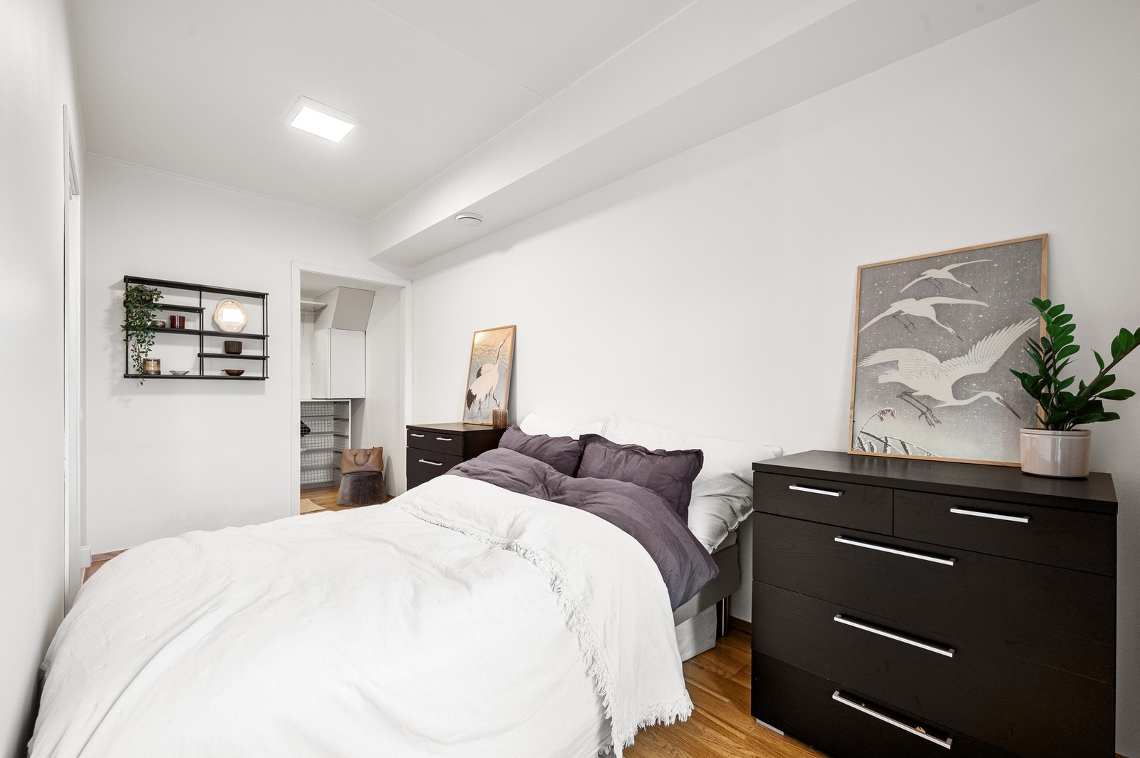 Soverommet byr på gode løsninger med tilknyttet garderobe og god plass til oppbevaring. Galleribilde