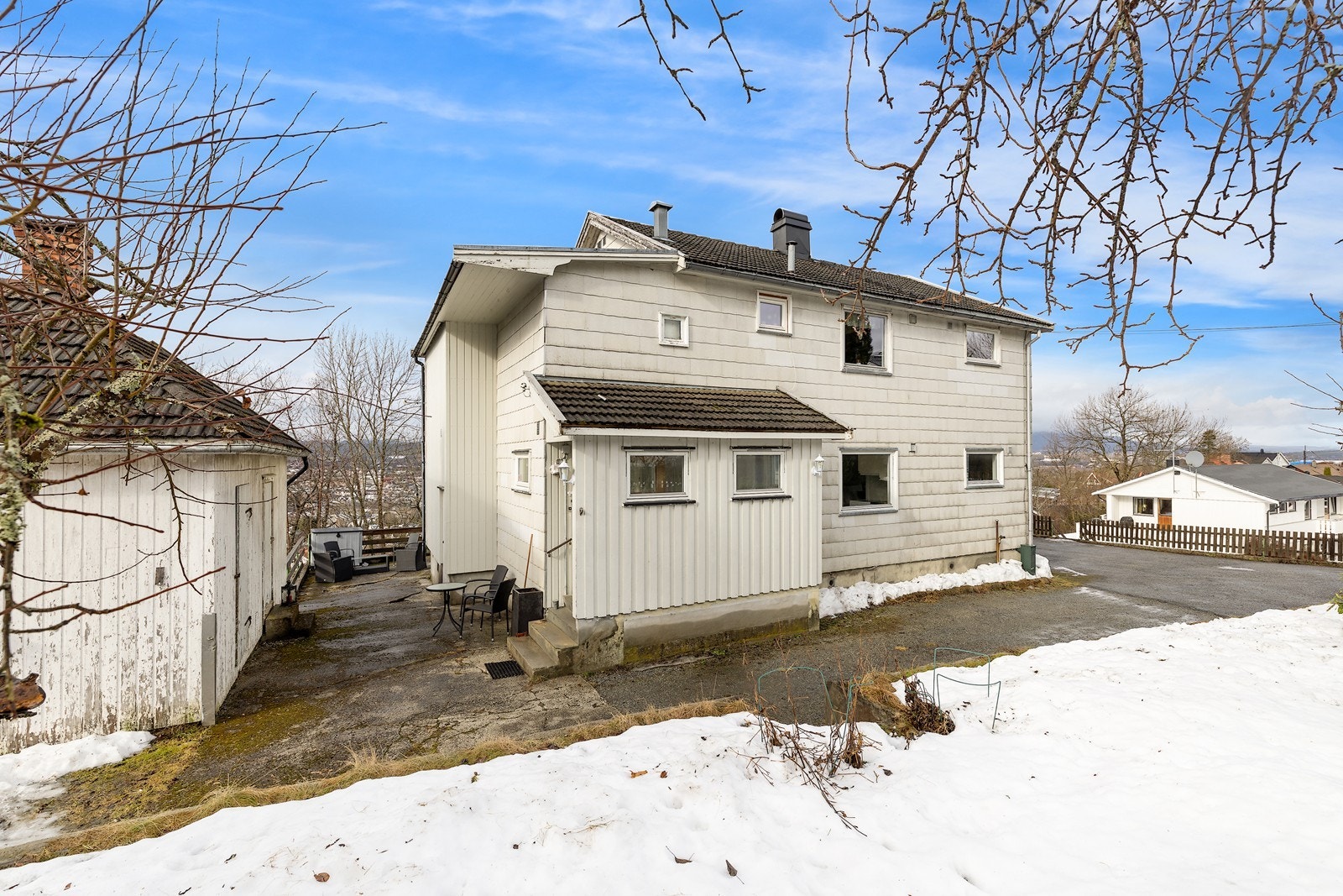 Det er en gruset gårdsplass. Galleribilde