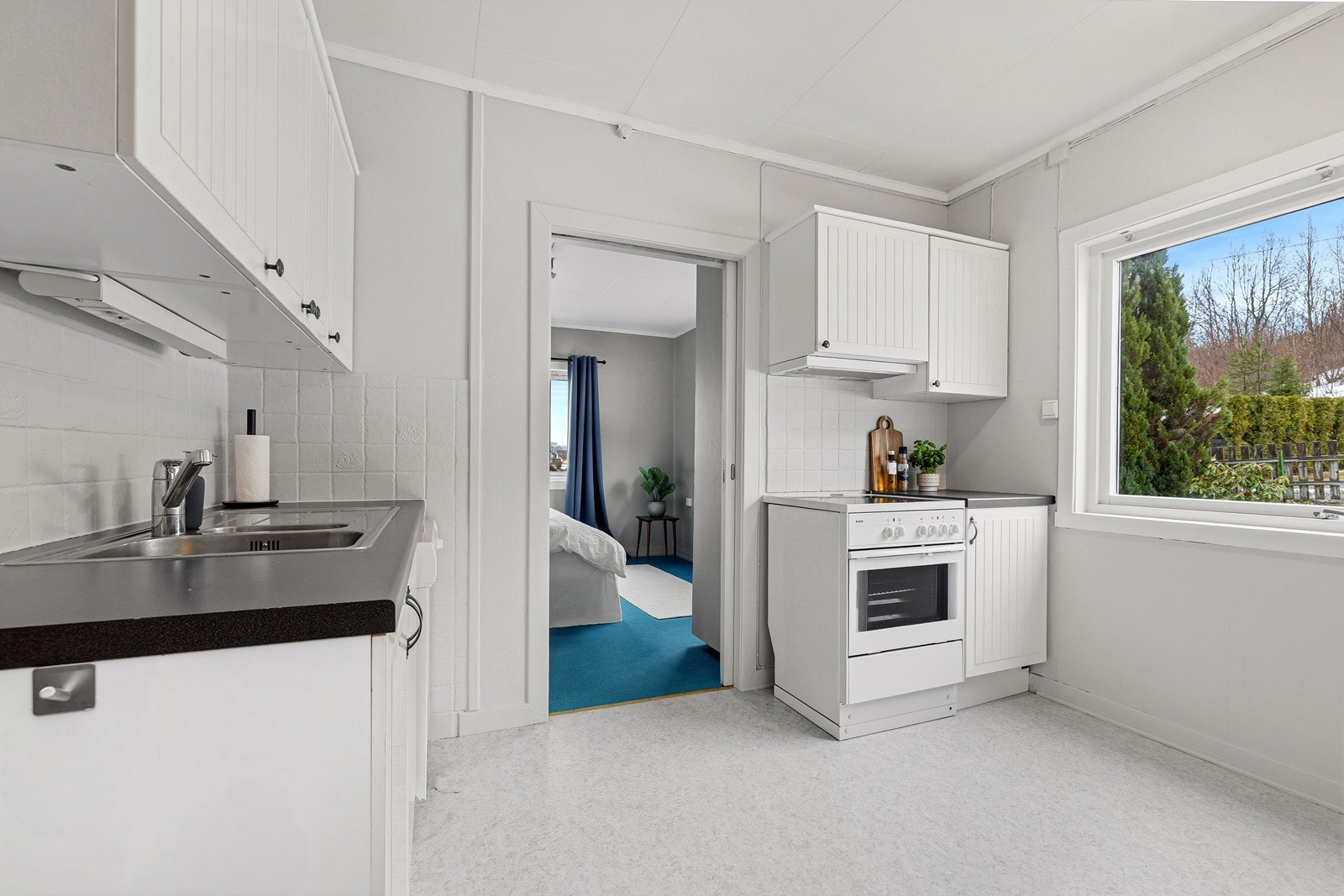 Kjøkkenvinduet slipper in mye naturlig lys. Galleribilde