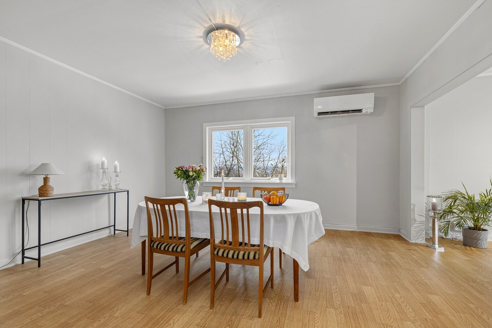 Vinduene slipper inn mye naturlig lys. Galleribilde