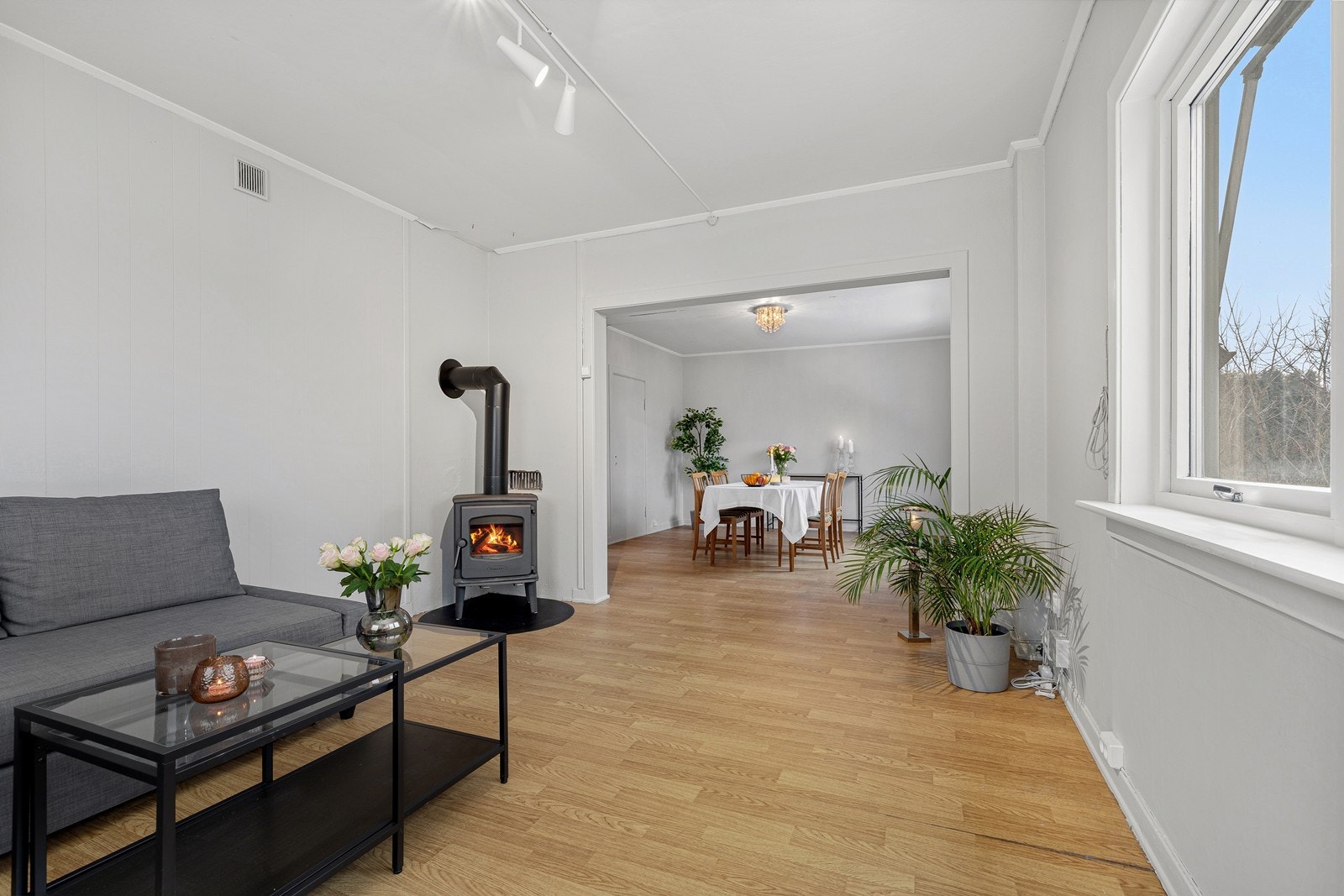 Romslig stuer med ovn som varmer godt på kalde dager. Galleribilde