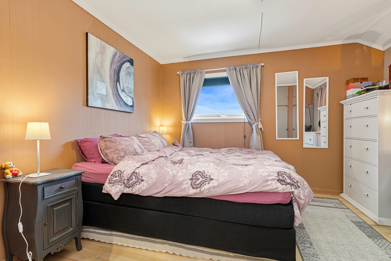 Boligen har totalt 4 soverom. Her er det plass til dobbeltseng og nattbord på begge sider. Galleribilde