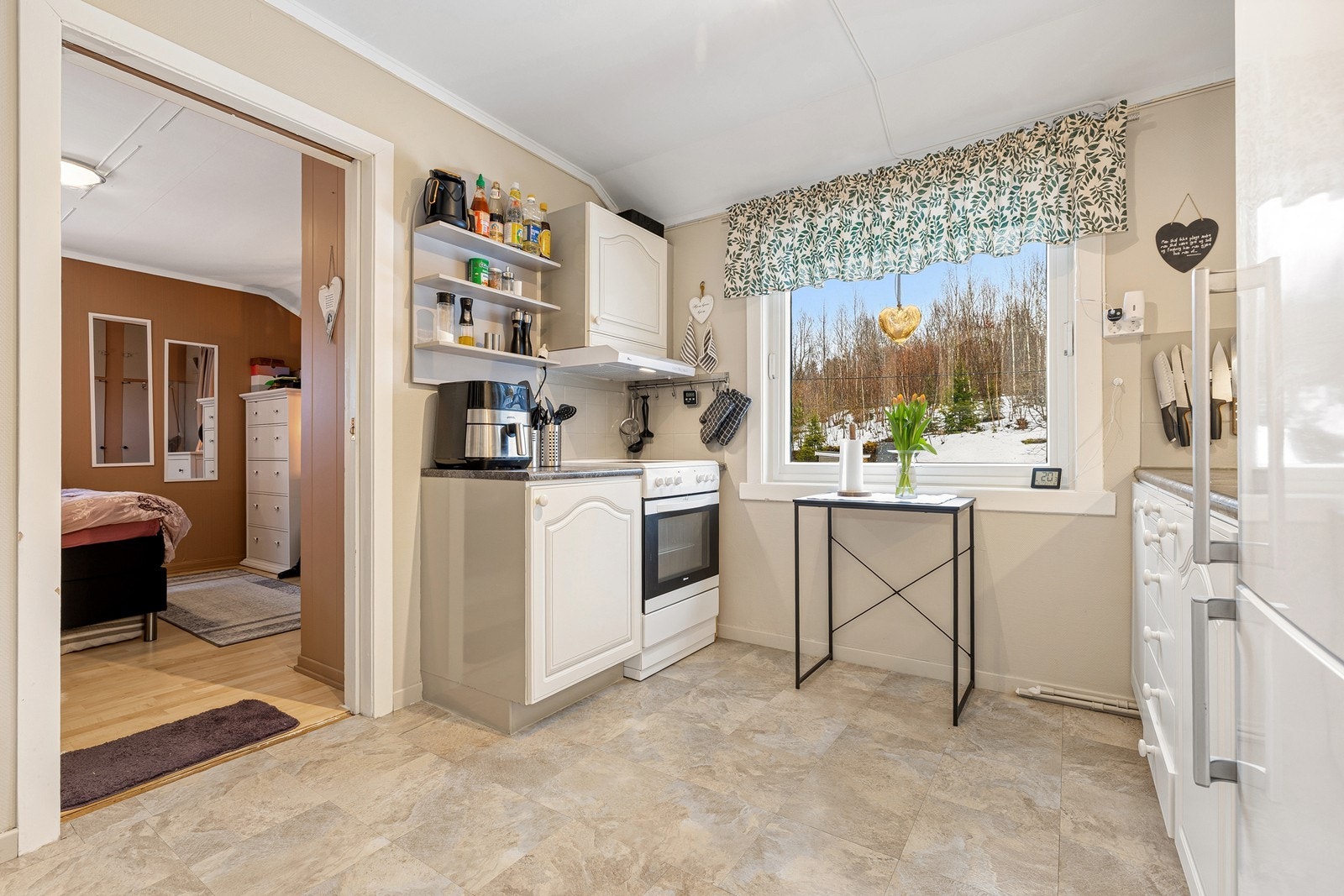 Fra kjøkkenet er det inngang til soverom. Galleribilde