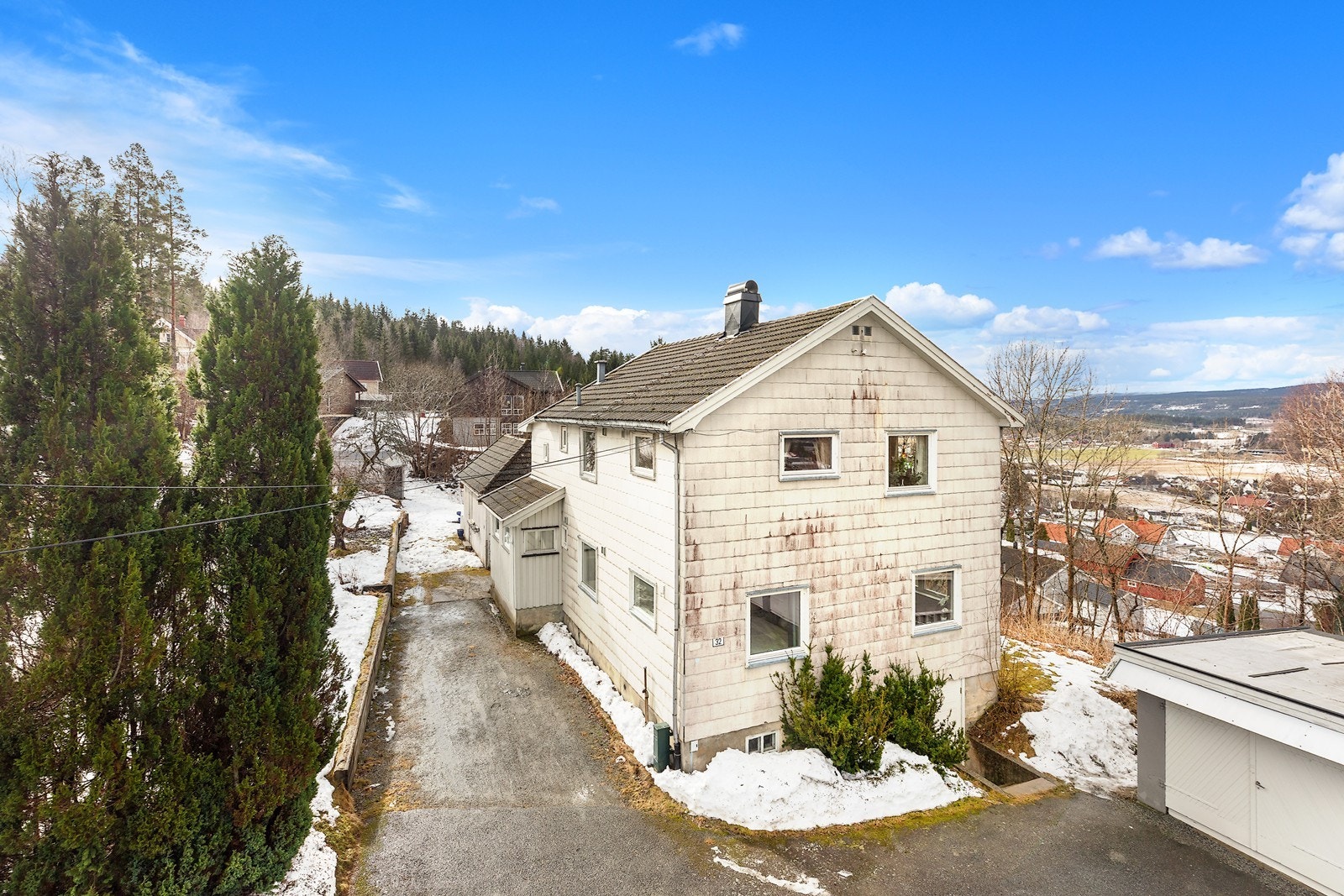 Enebolig over to plan med kjeller. Galleribilde