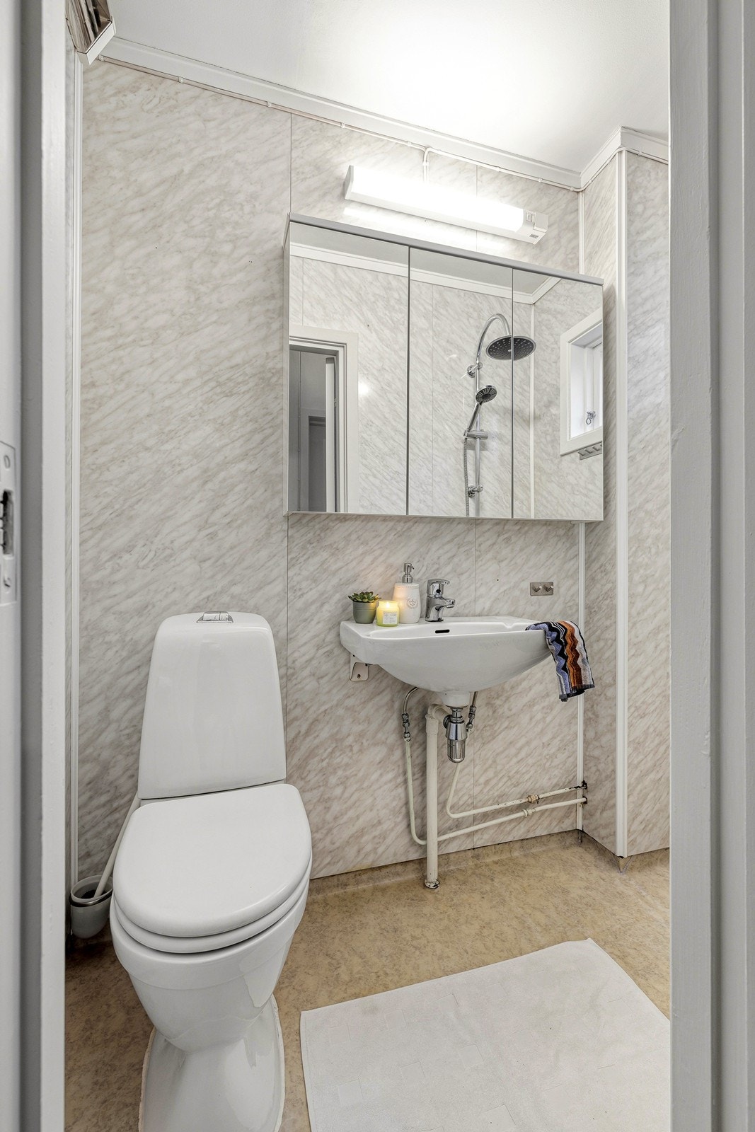 Badet har veggservant, toalett og veggdusj. Bad varmes av strålevarme. Galleribilde