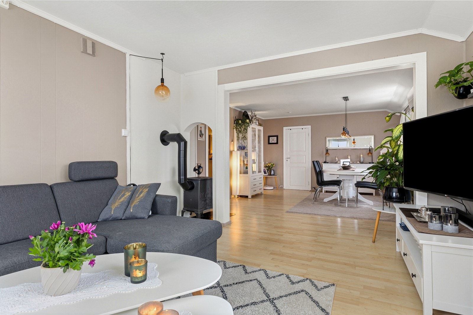 Fra stuen er det inngang til spisebord. Galleribilde