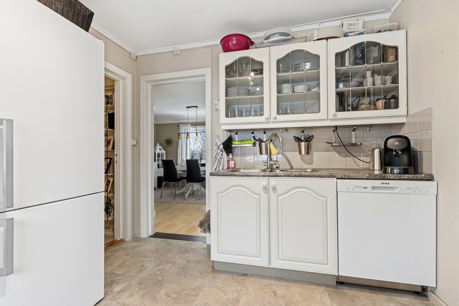 Benkeplate består av laminat, tekket med folie, med nedfelt vaskekum av stål. Opplegg til oppvaskmaskin Galleribilde