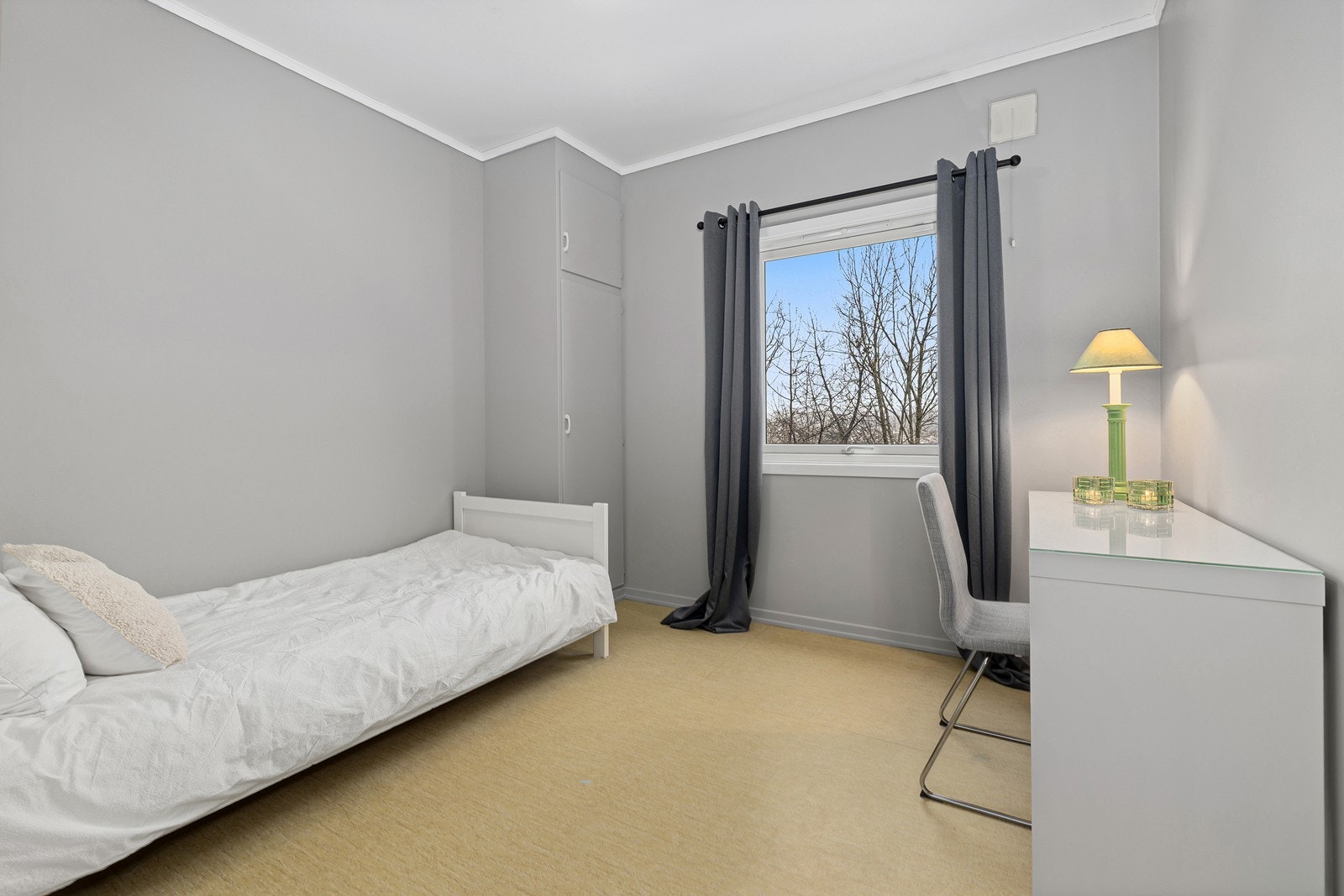 Her er det plass til skrivebord og seng. Galleribilde