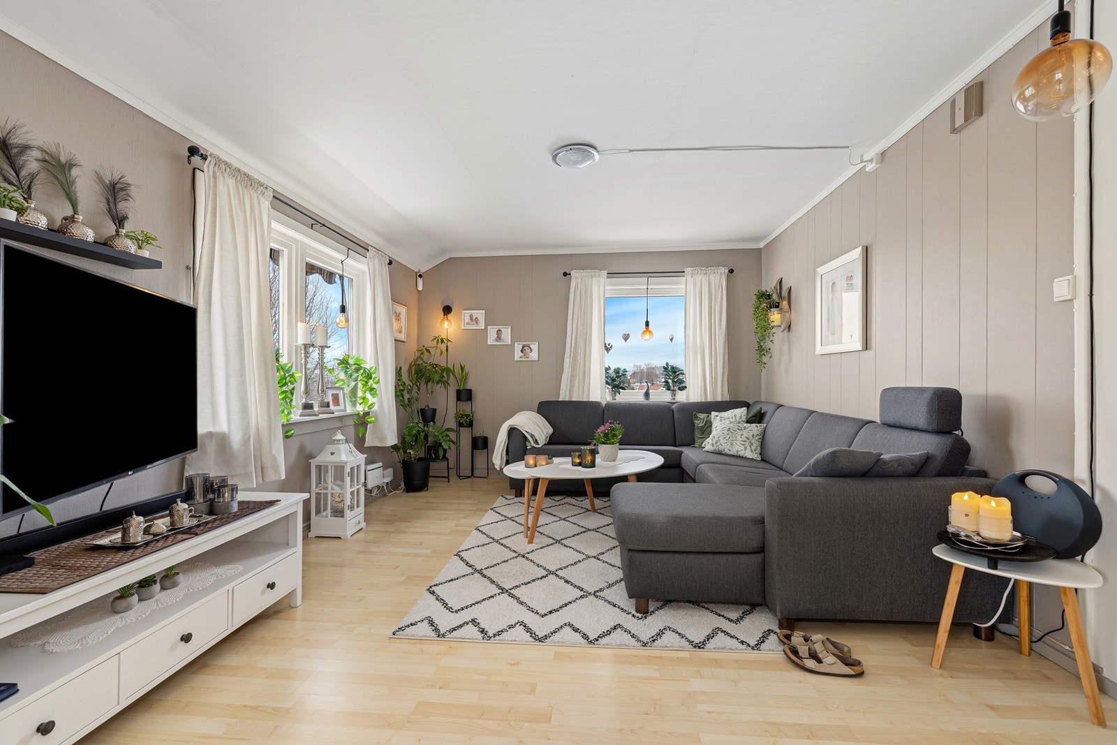 Romslig stue med plass til sofa, bord og tv benk. Galleribilde