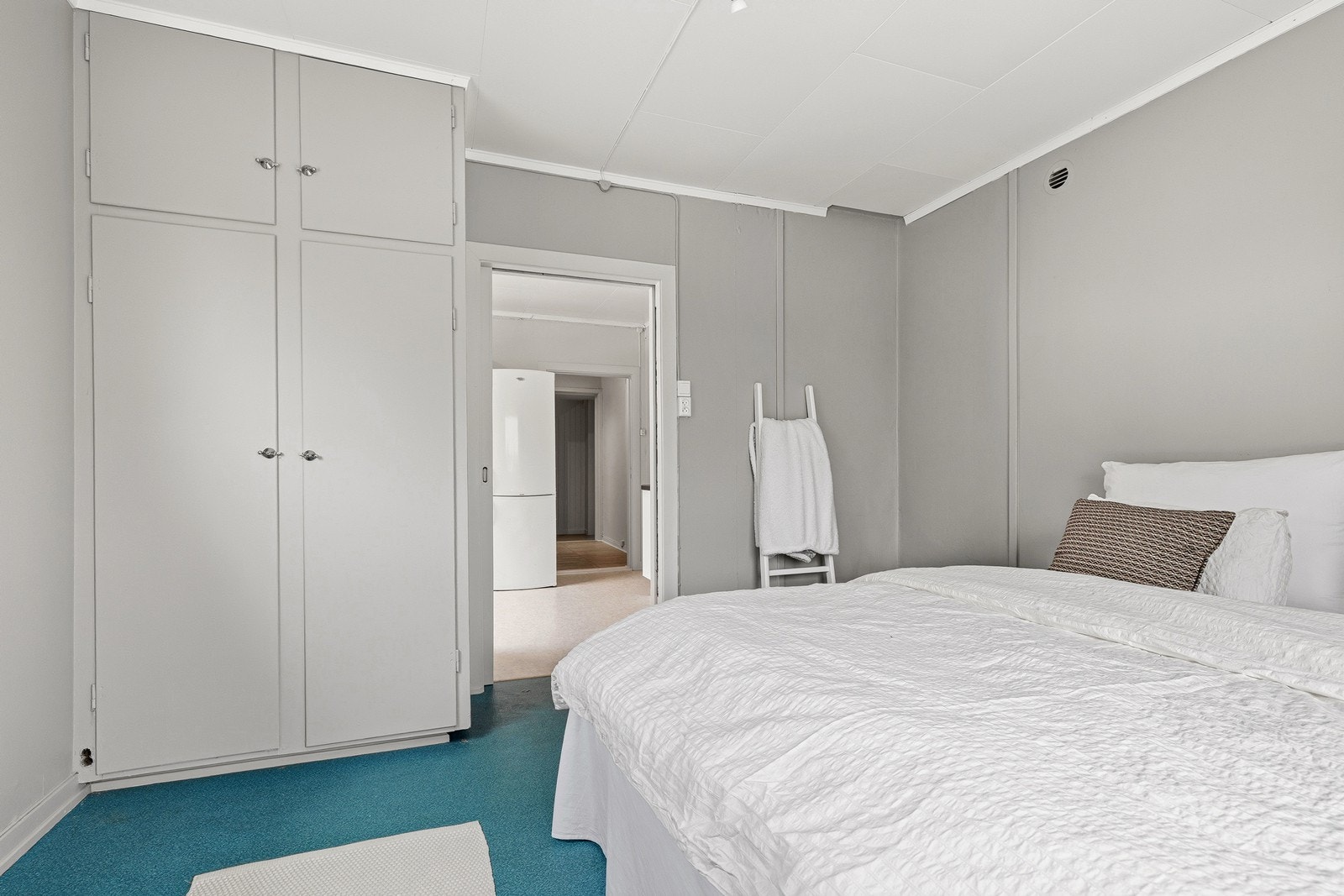 Her er det skap til oppbevaring av tøy. Galleribilde