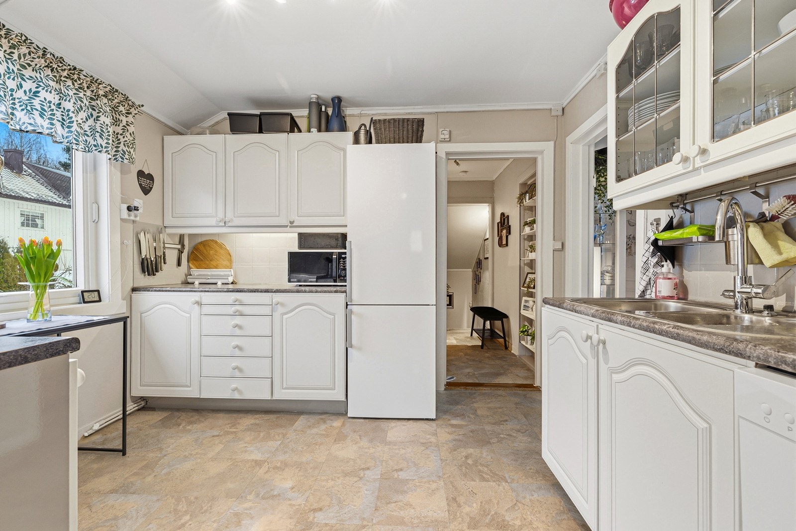 Det er plass til kjøkkenbord ved vinduet. Galleribilde