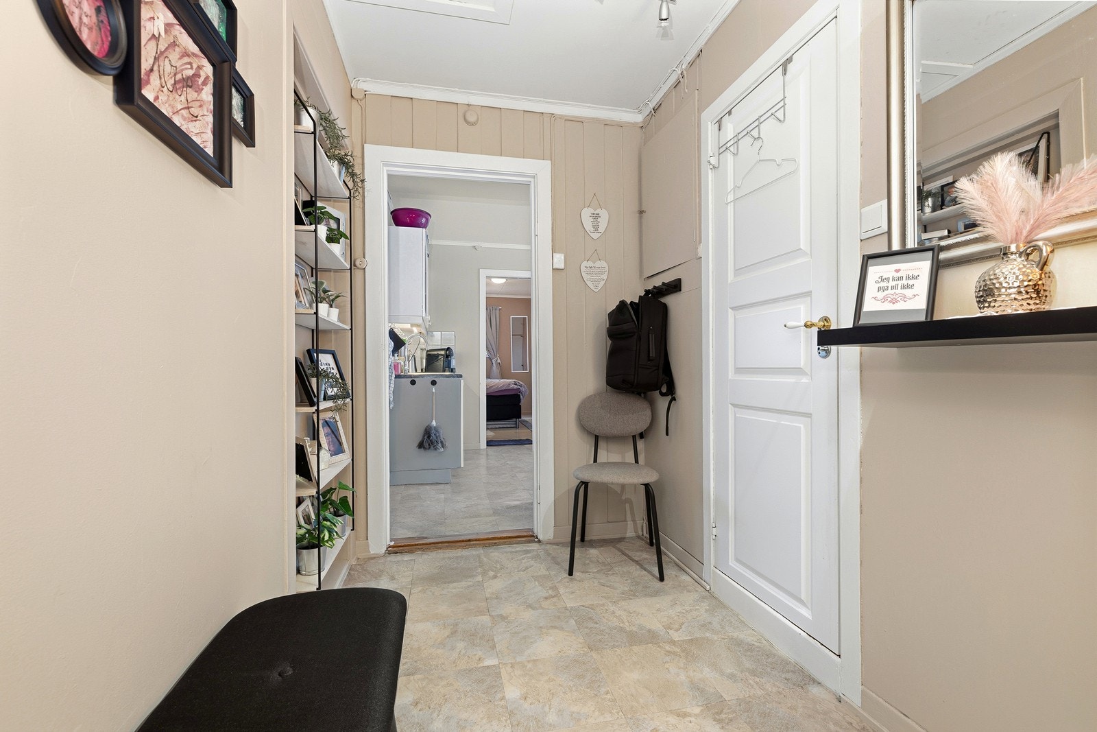 I gangen er det mulighet for å henge fra seg ytterklær. Galleribilde