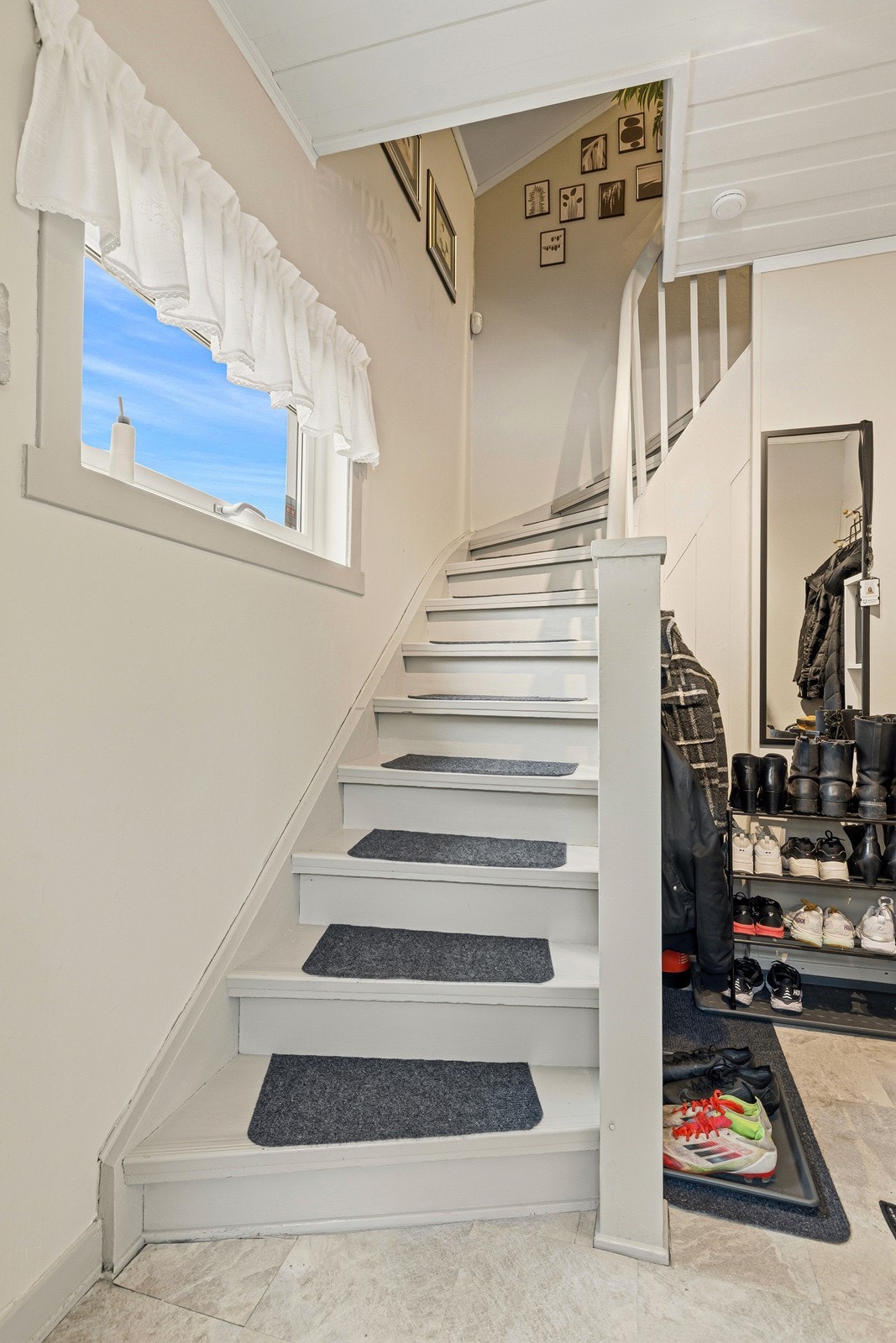 Det er trapp opp til 2.etasje. Galleribilde