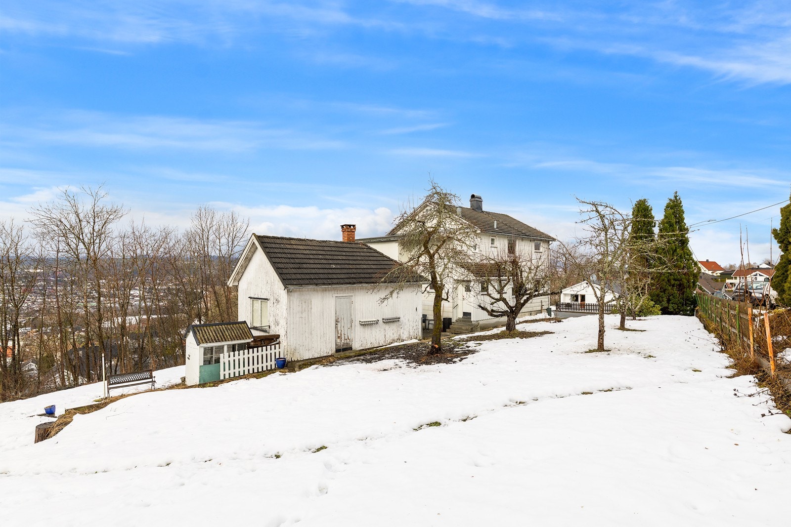 Eiendommen har uthus, garasjebygg på tomten. Galleribilde