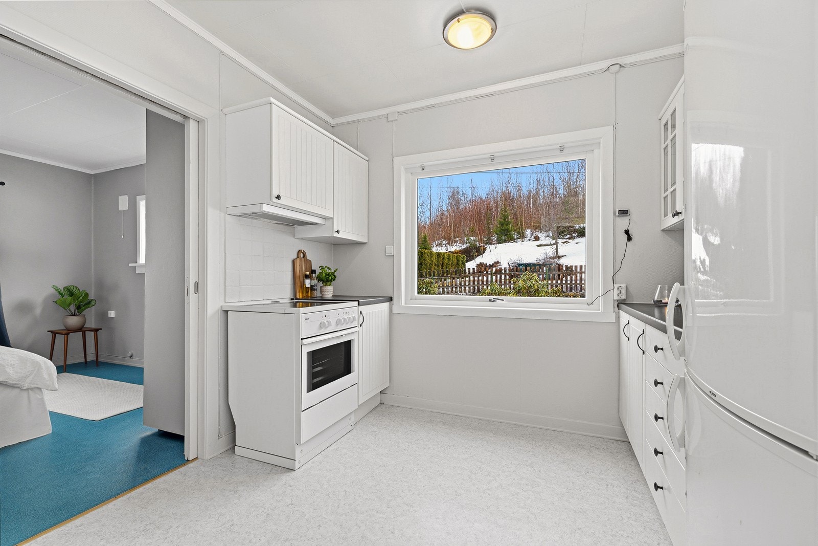 Det er belegg på gulv, malte plater på vegg og tak. Galleribilde