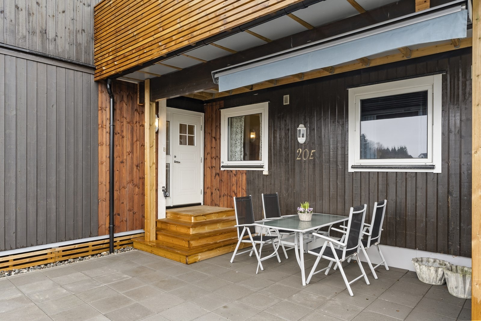 Terrasseplatting ved inngangspartiet Galleribilde