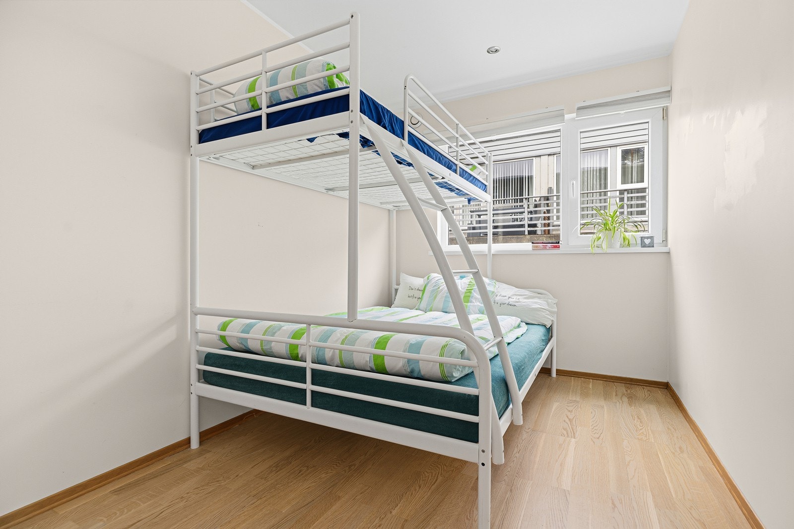 Soverom 2 er også av god størrelse med plass til seng og annet Galleribilde