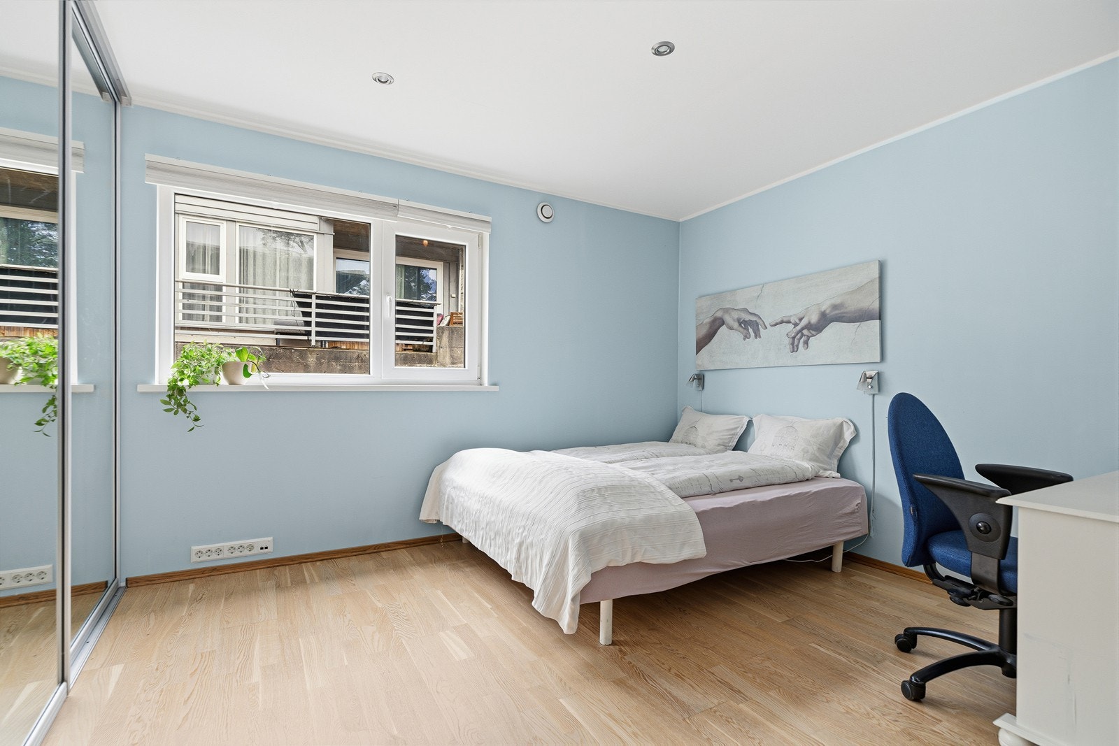 Romslig soverom med skyvedørsgarderobe. Her er det god plass til dobbeltseng og annet ønskelig møblement Galleribilde