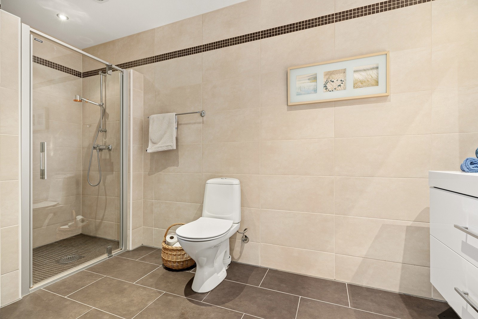 Baderommet består av dusjnisje, toalett og baderomsinnredning Galleribilde