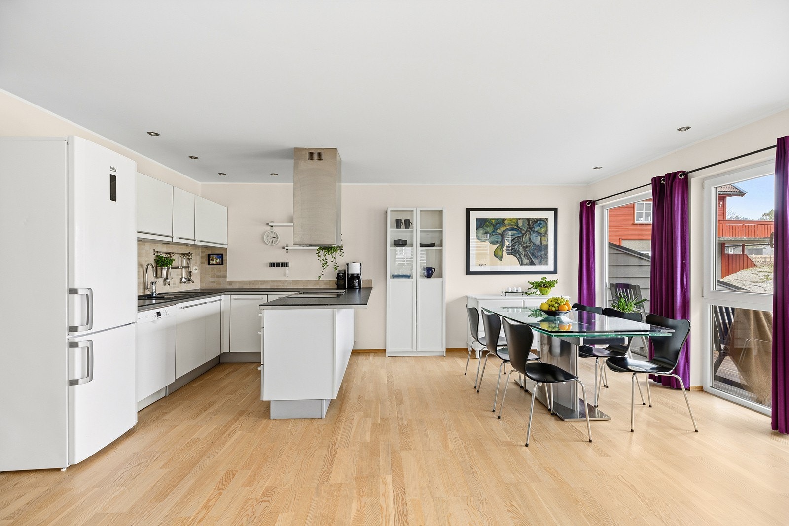 Pent kjøkken med god plass Galleribilde