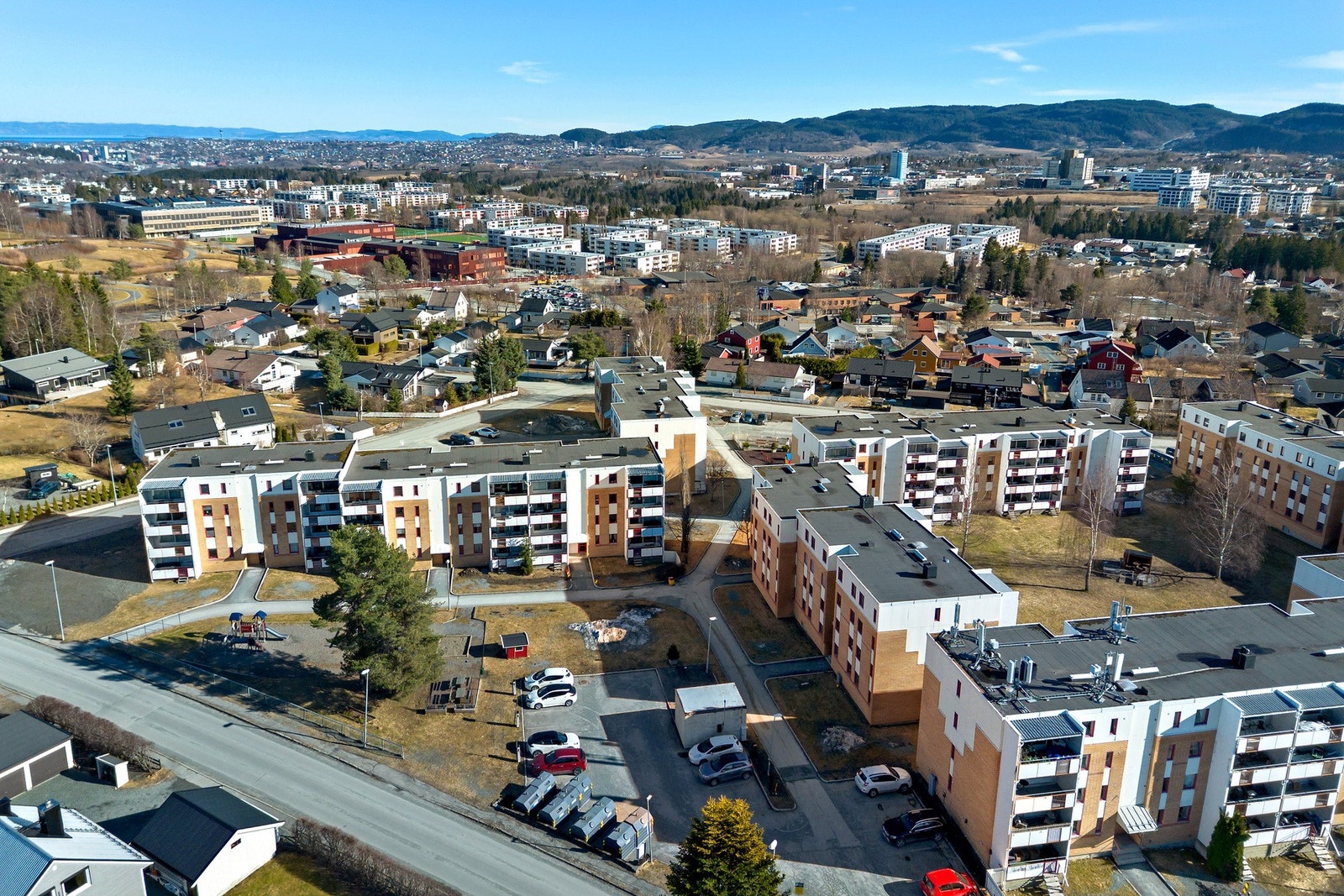 Området sogner til Stabbursmoen barneskole, som er under rehabilitering (planlagt ferdig til skolestart 2026), og Huseby ungdomsskole Galleribilde