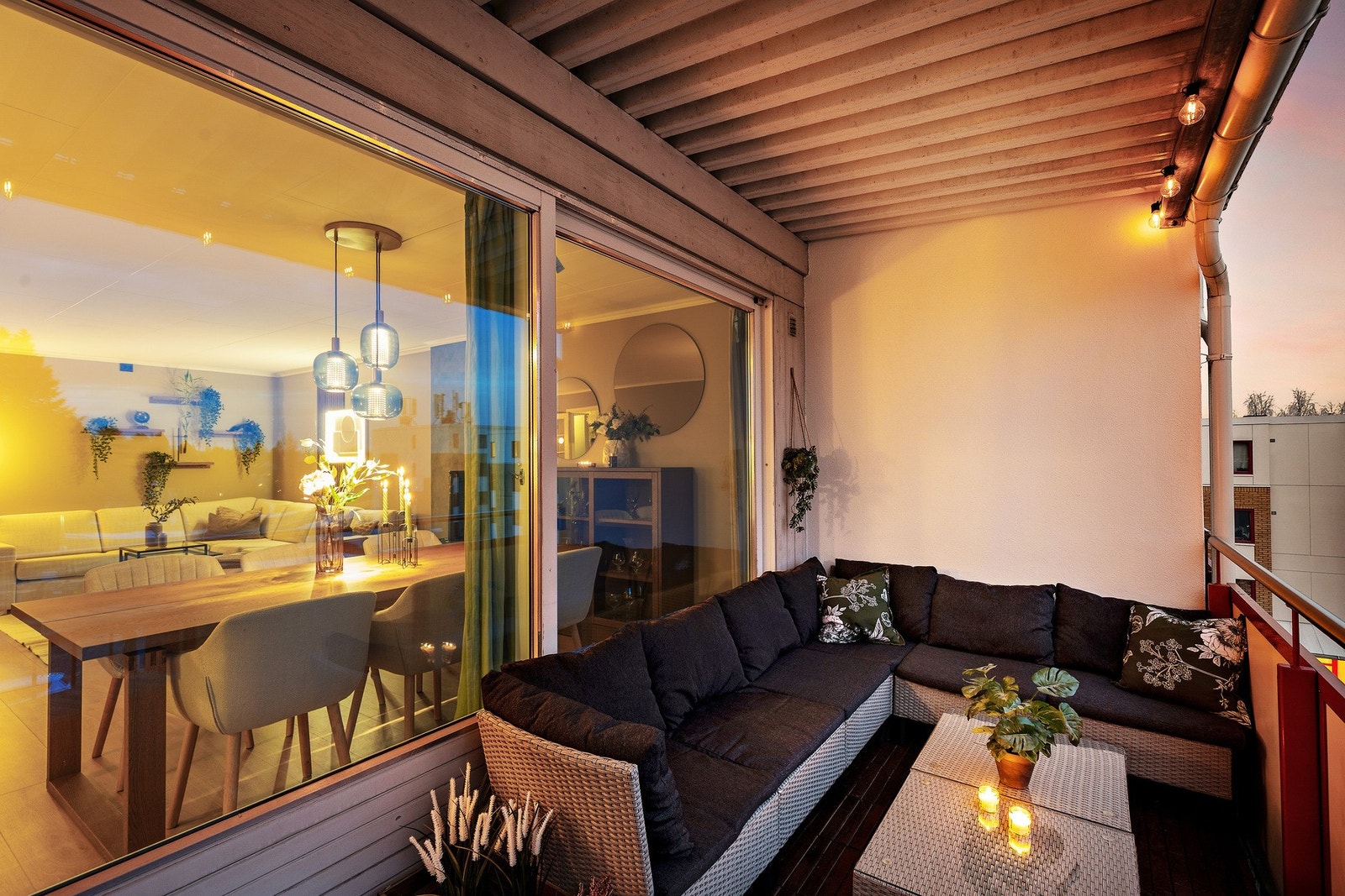 Med skyvedøren ut til balkongen blir balkongen en del av stuen på fine sommerdager Galleribilde