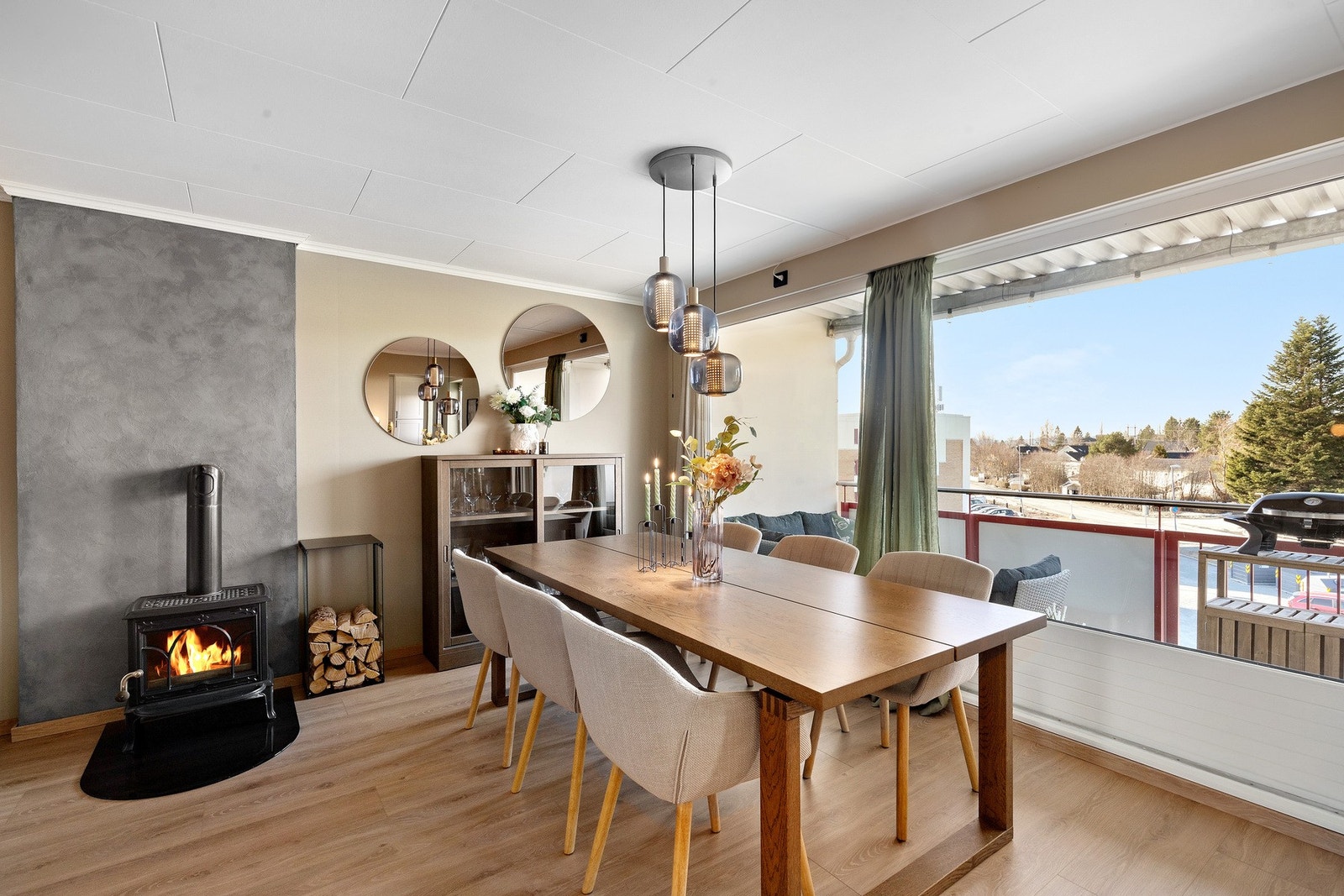 Framfor vinduet er det god plass til spisebord som du kan invitere til hyggelige sosiale sammenkomster med venner og familie Galleribilde