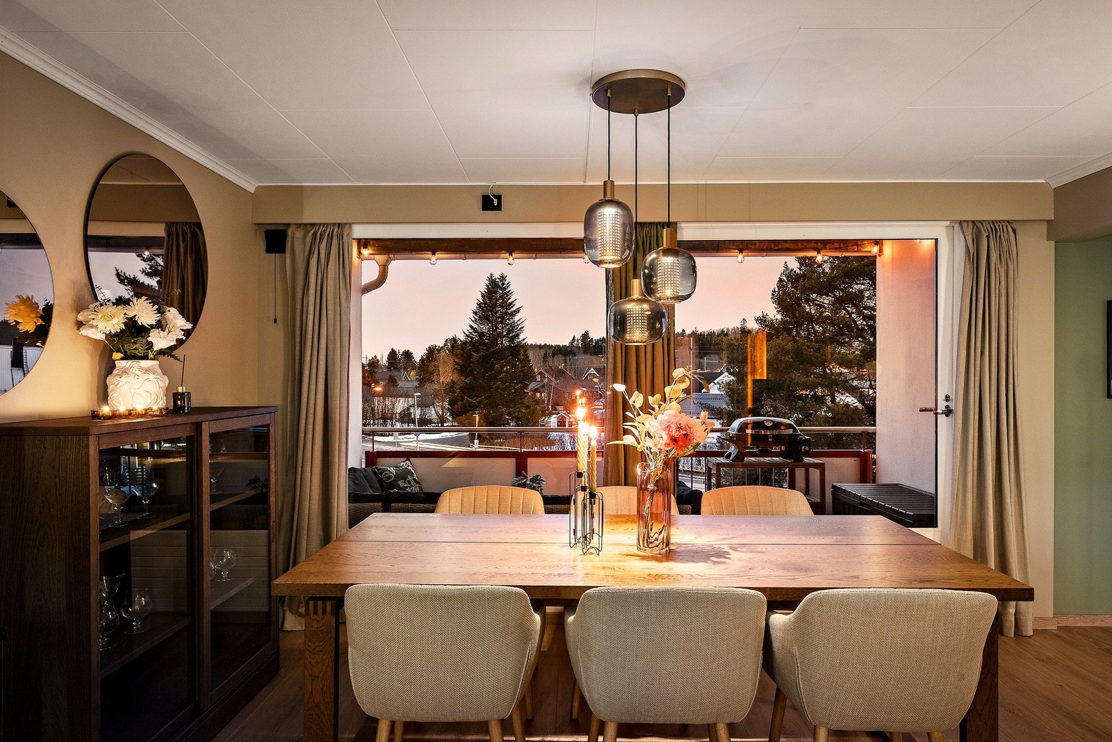 Leiligheten vender mot sørvest som gir godt med naturlig lys gjennom hele dagen Galleribilde