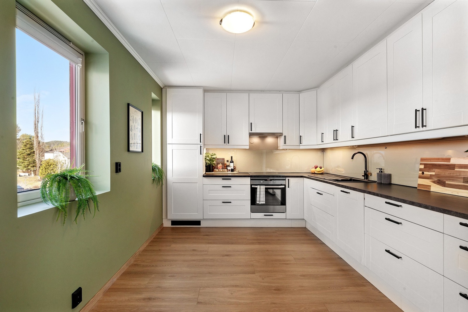 Stort, lyst kjøkken som byr på rikelig med benke- og oppbevaringsplass Galleribilde