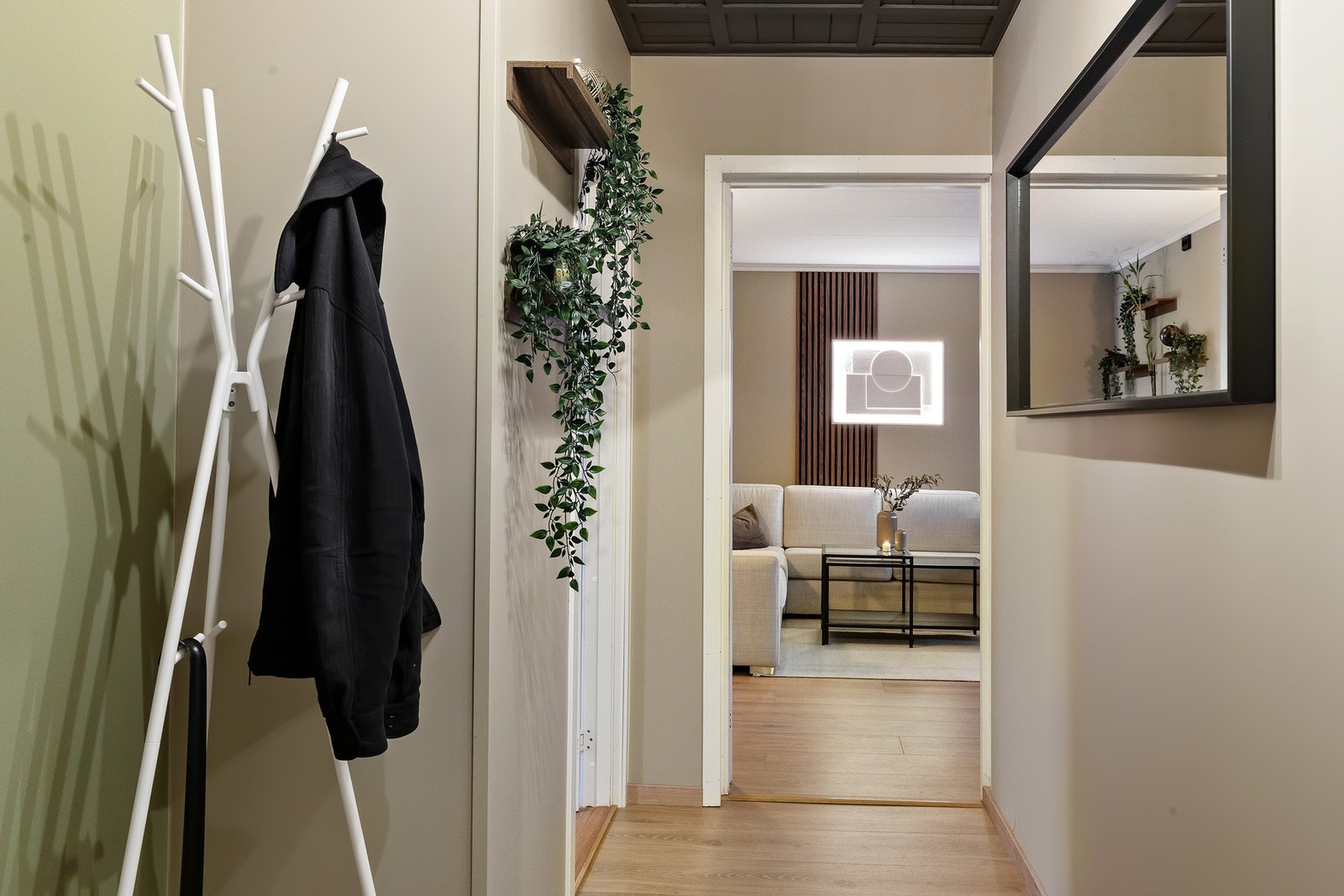 Ene veggen i gangen er flyttet slik at gangen har blitt bredere og fått mer plass til oppbevaringsløsninger Galleribilde